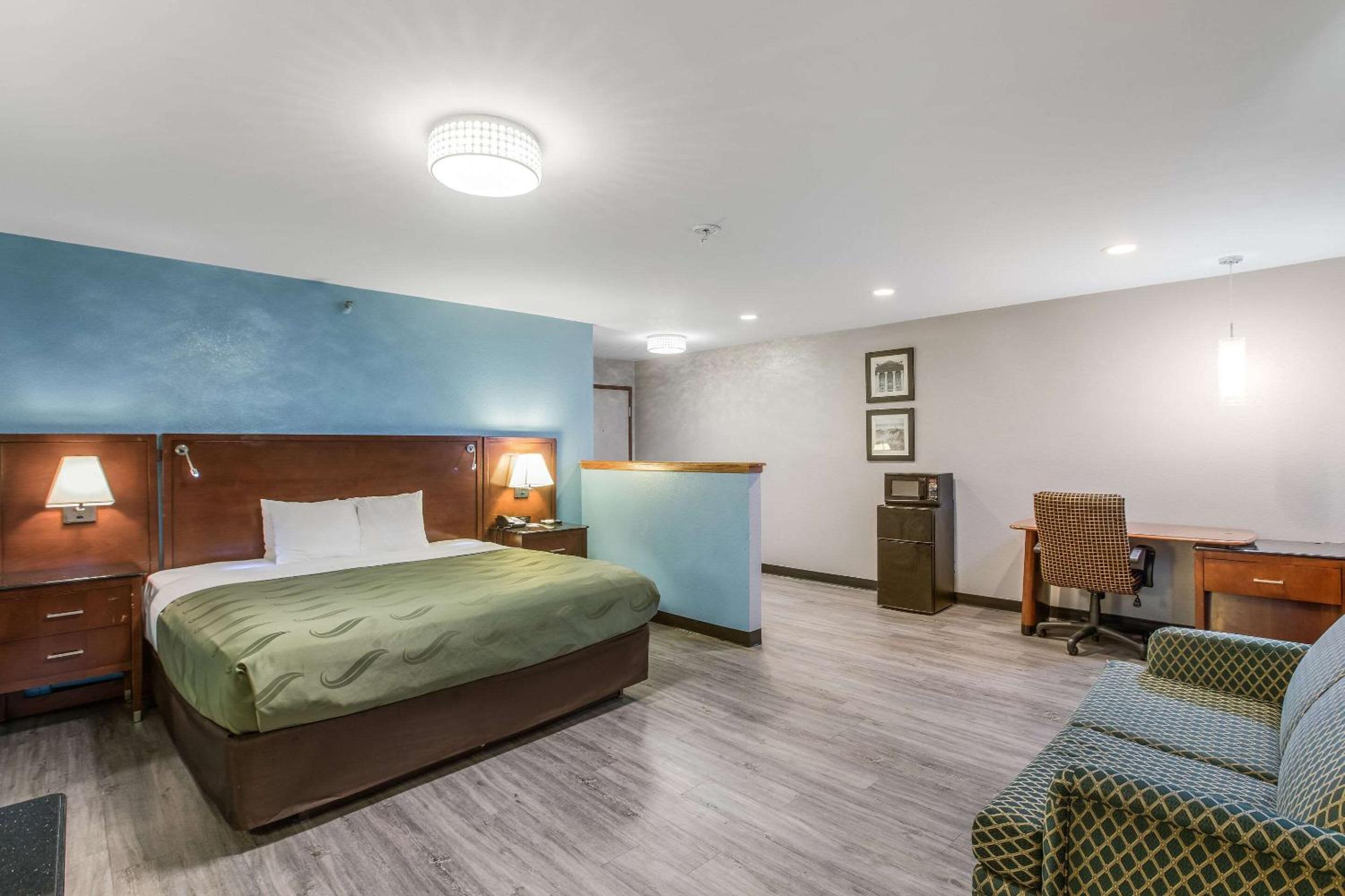 King Suite - Non-Smoking - Photo 4