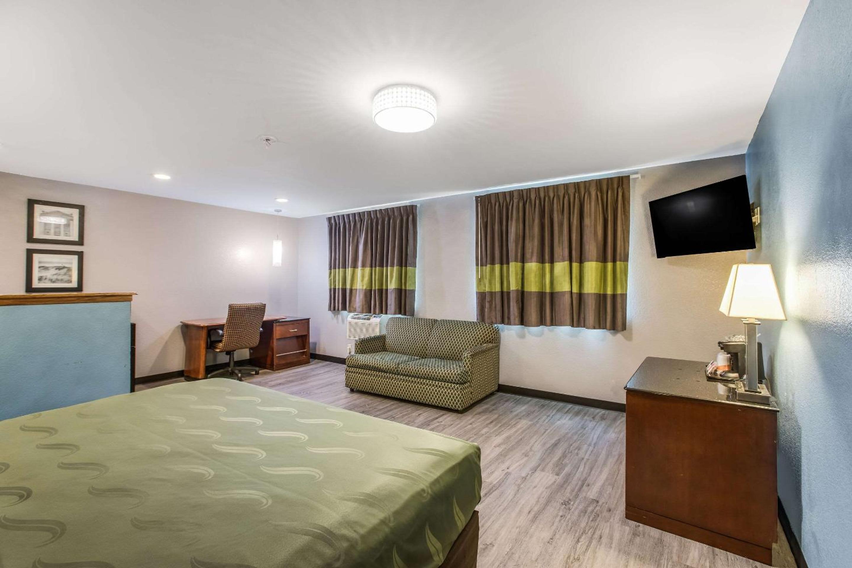 King Suite - Non-Smoking - Photo 5