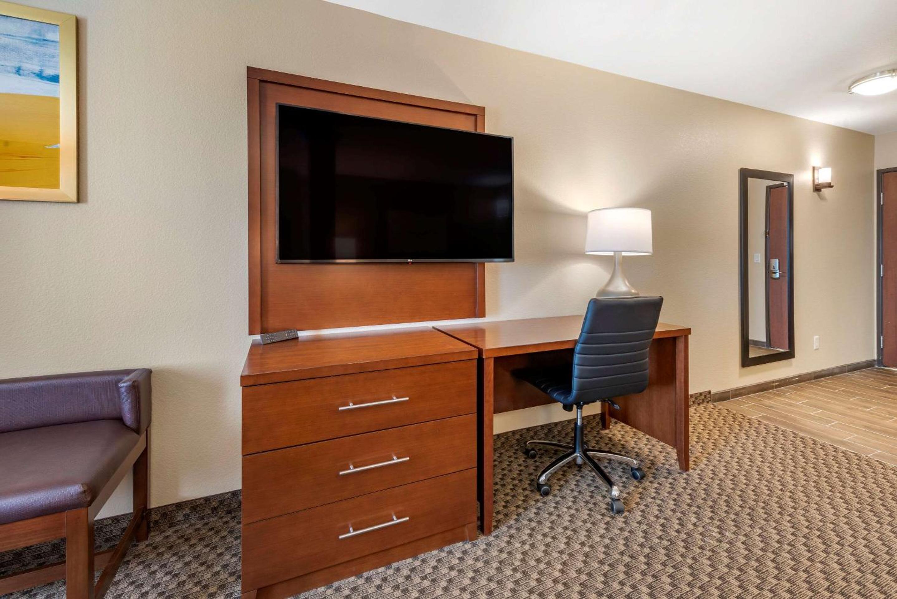 King Suite - Non-Smoking - Photo 2
