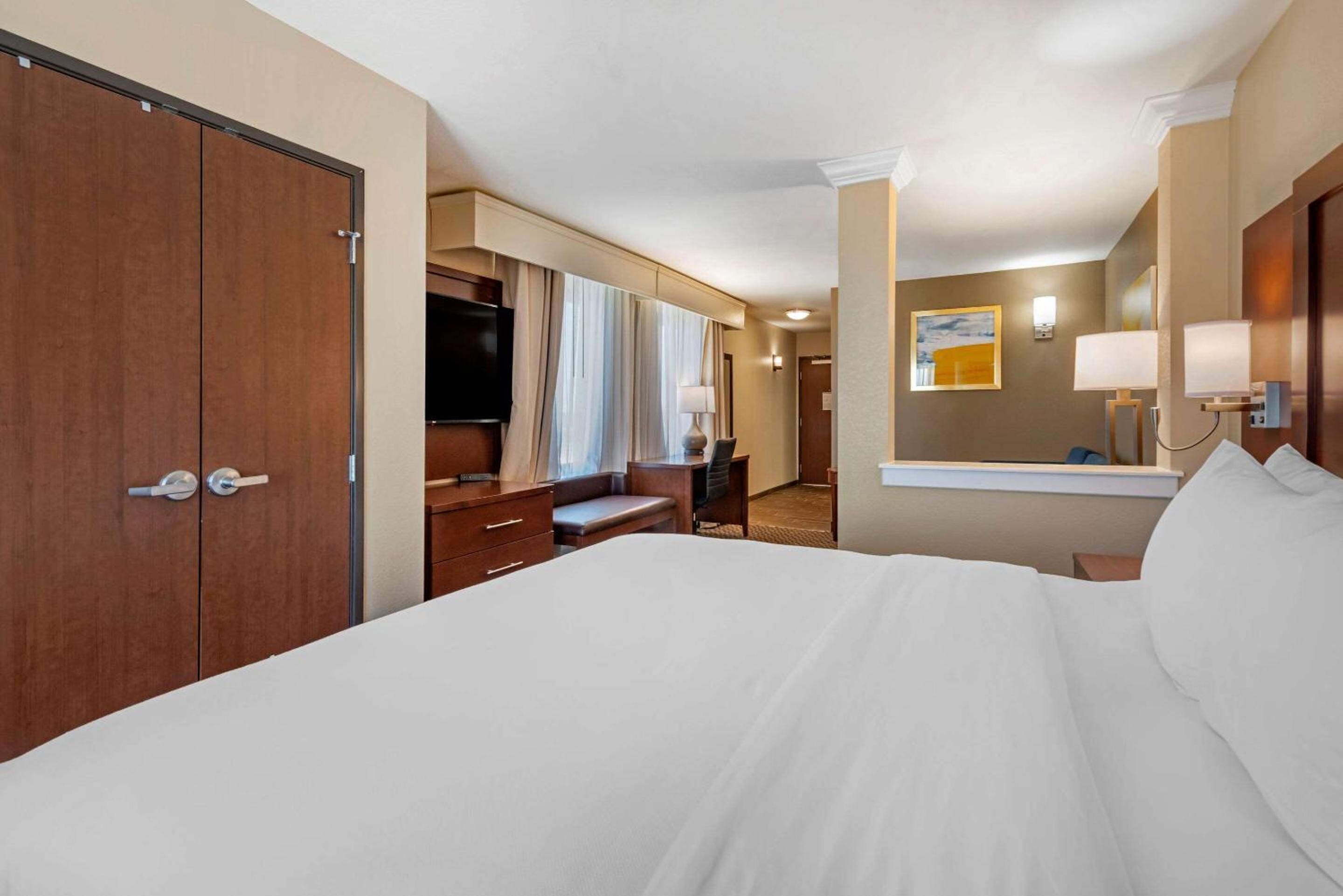 King Suite with Spa Bath - Non-Smoking - Photo 3