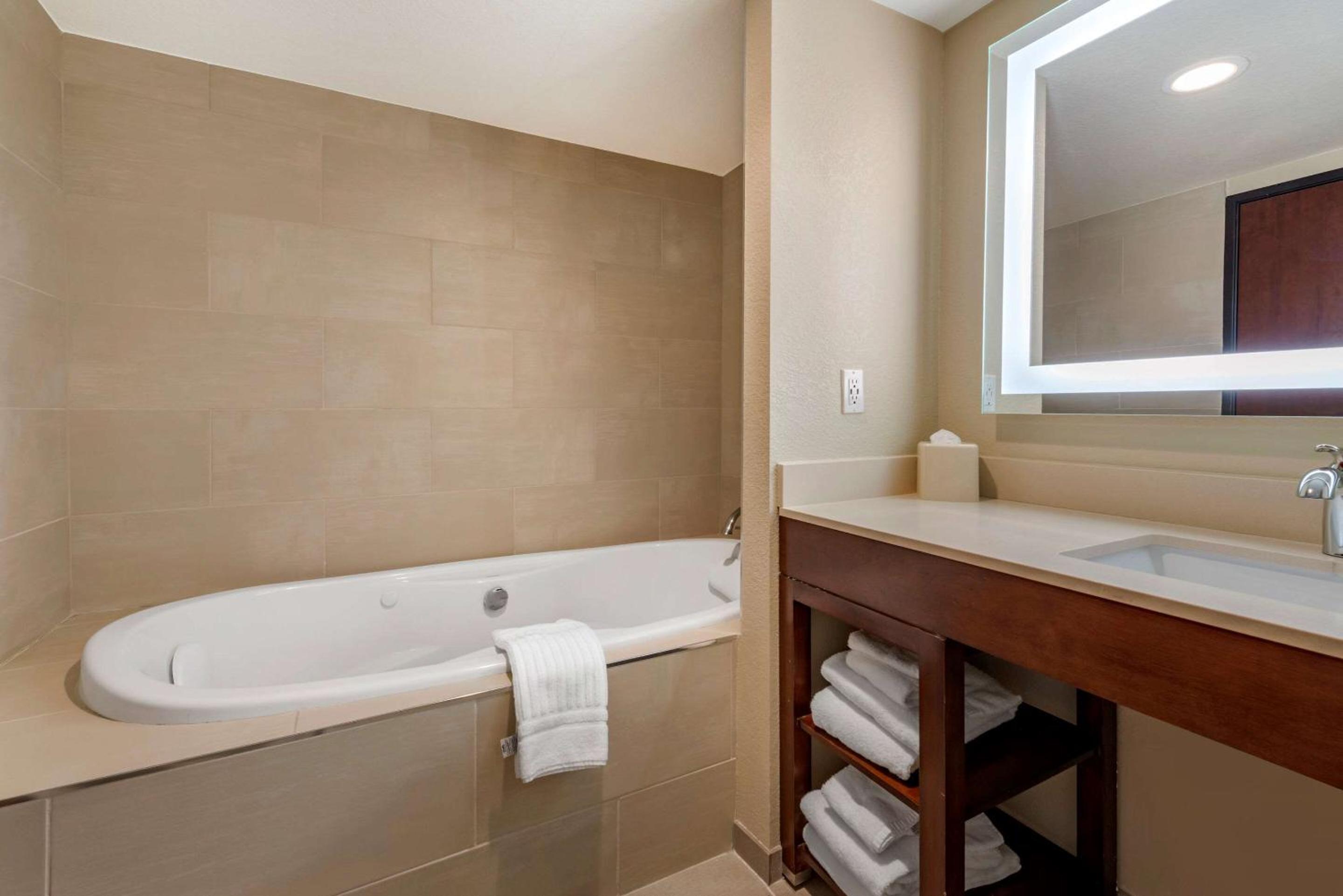 King Suite with Spa Bath - Non-Smoking - Photo 5