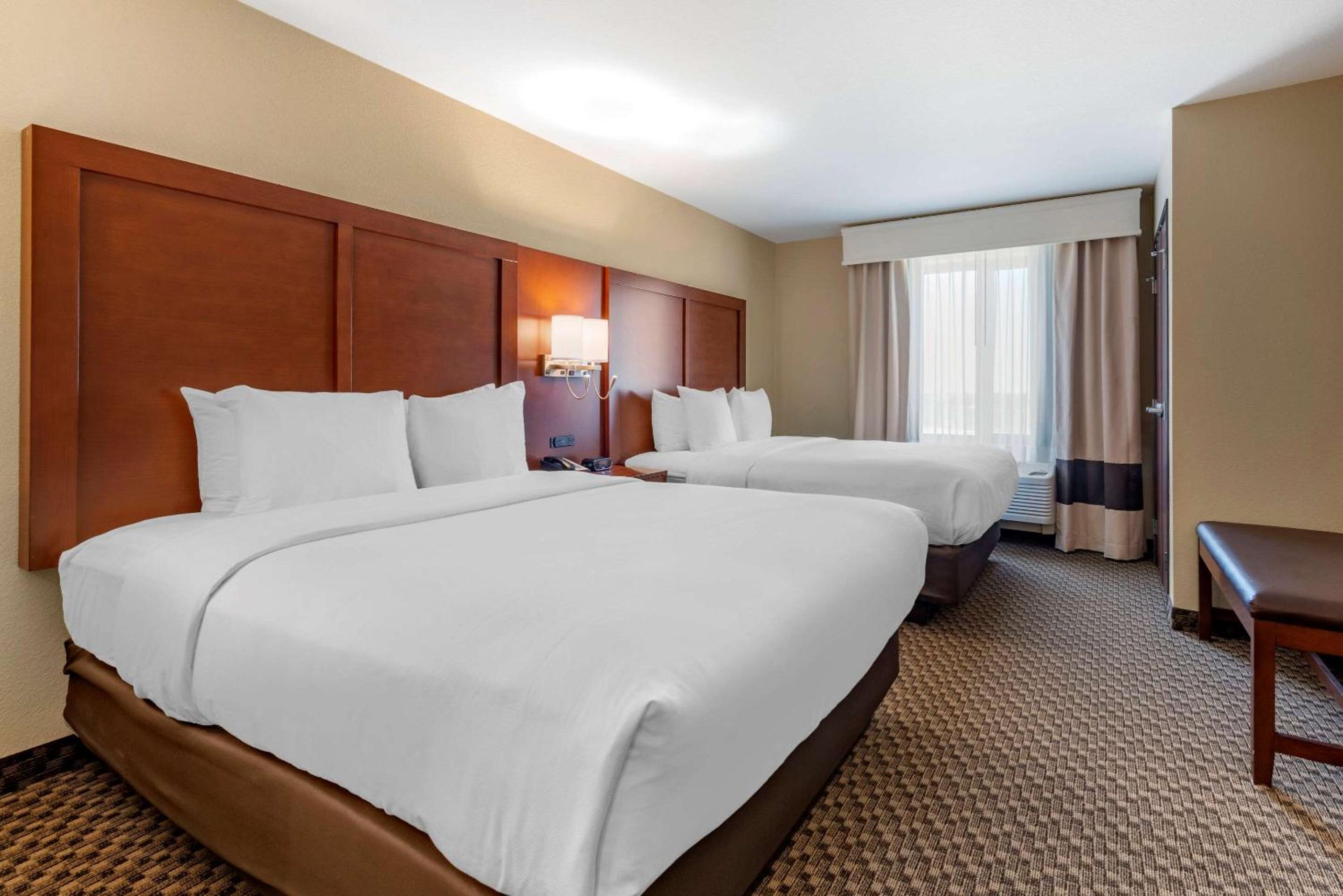 Queen Suite with Two Queen Beds - Non-Smoking - Photo 1