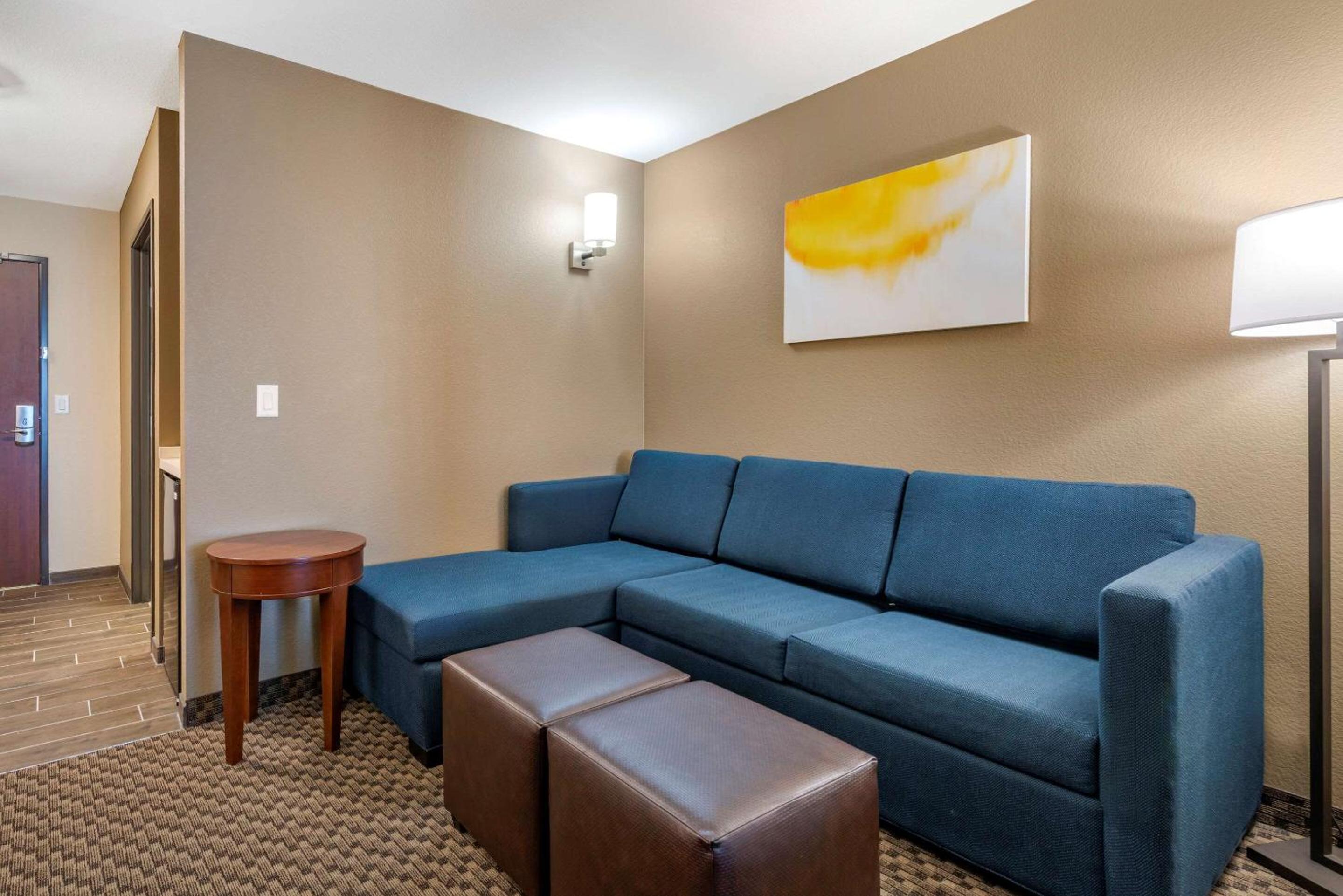 Queen Suite with Two Queen Beds - Non-Smoking - Photo 4