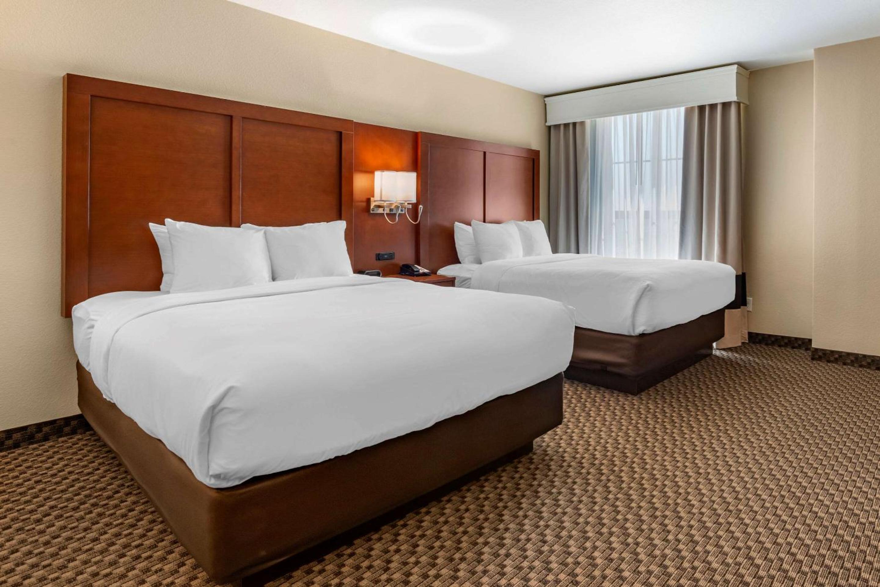 Queen Suite with Two Queen Beds - Non-Smoking - Photo 1