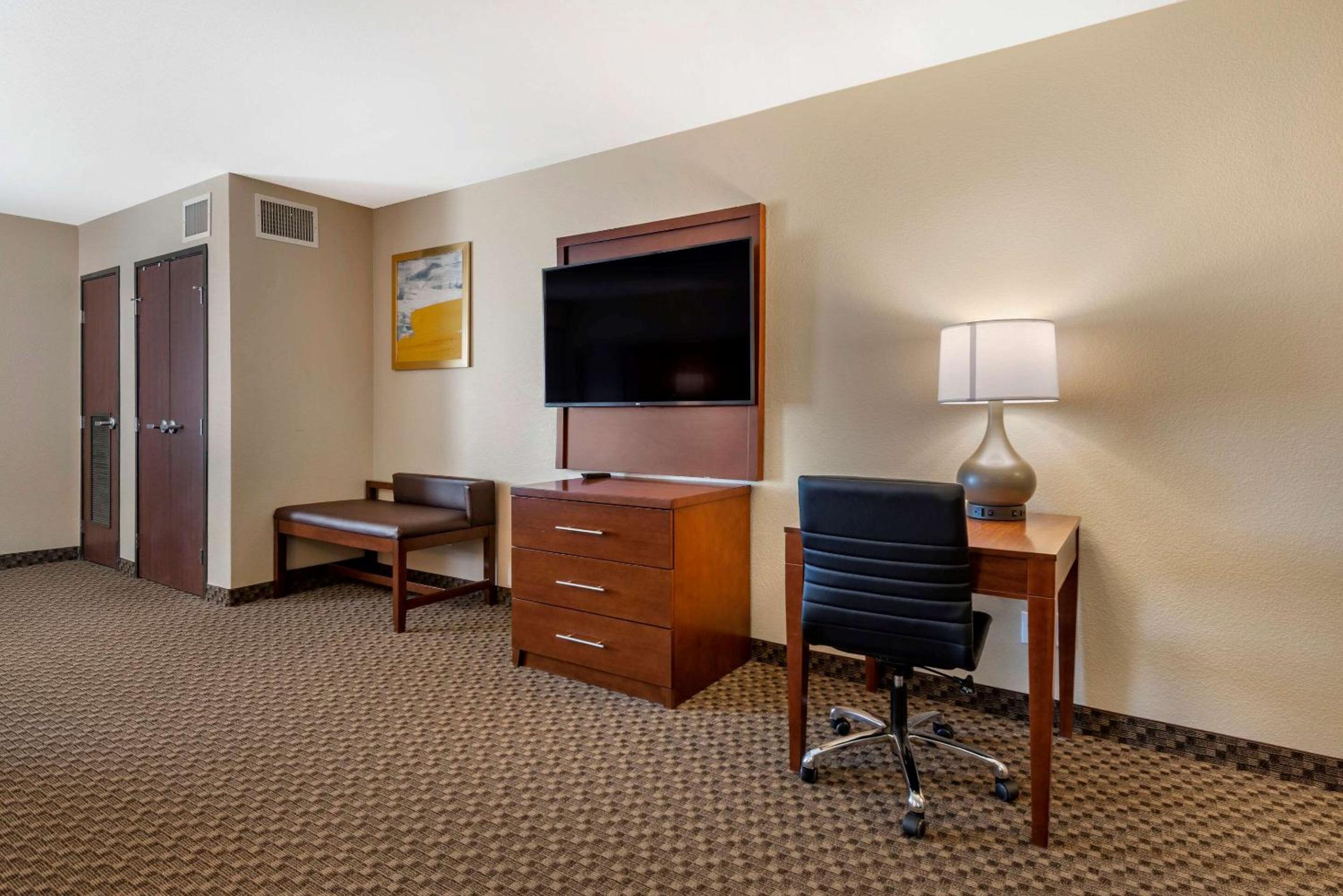 Queen Suite with Two Queen Beds - Non-Smoking - Photo 8