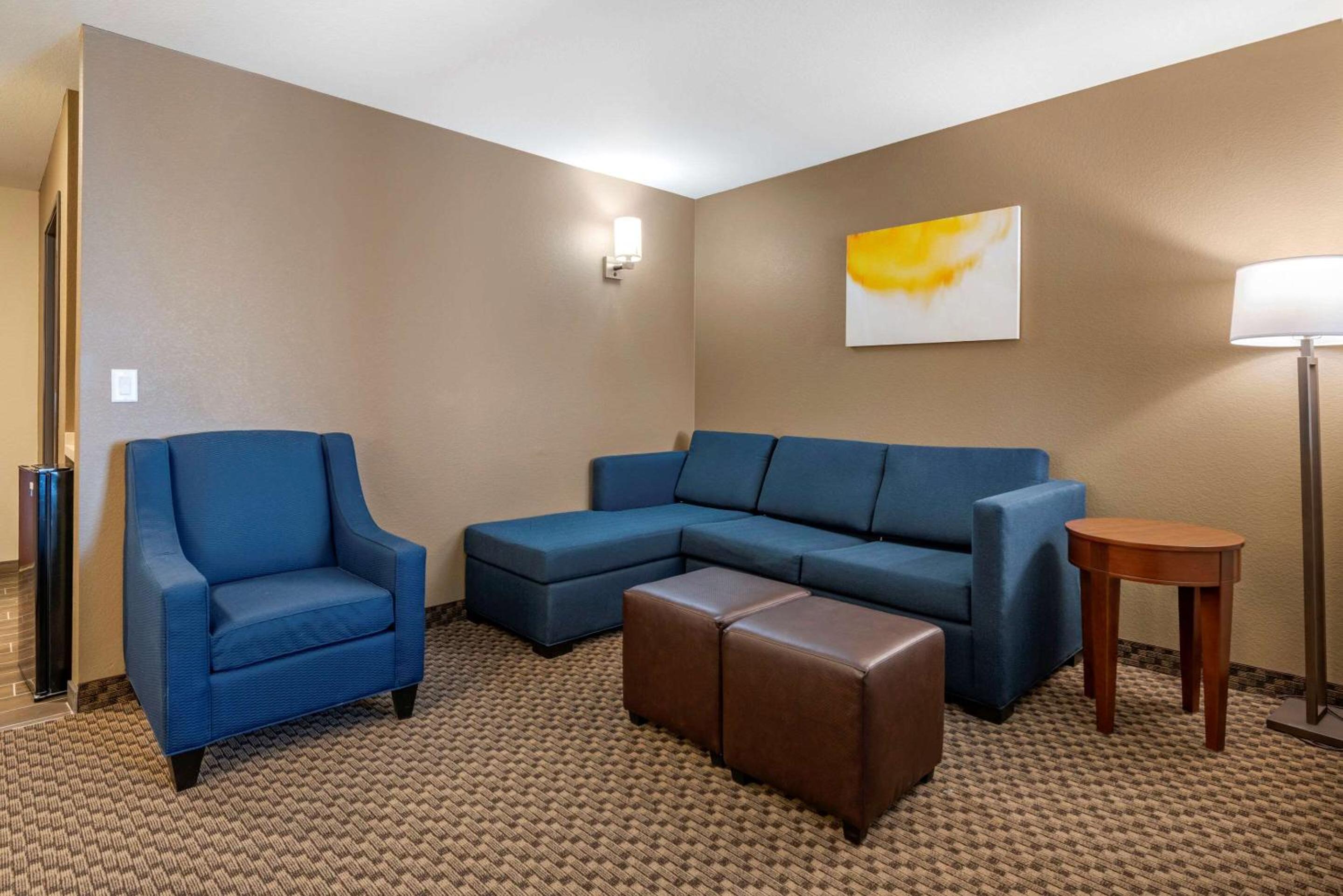 Queen Suite with Two Queen Beds - Non-Smoking - Photo 7