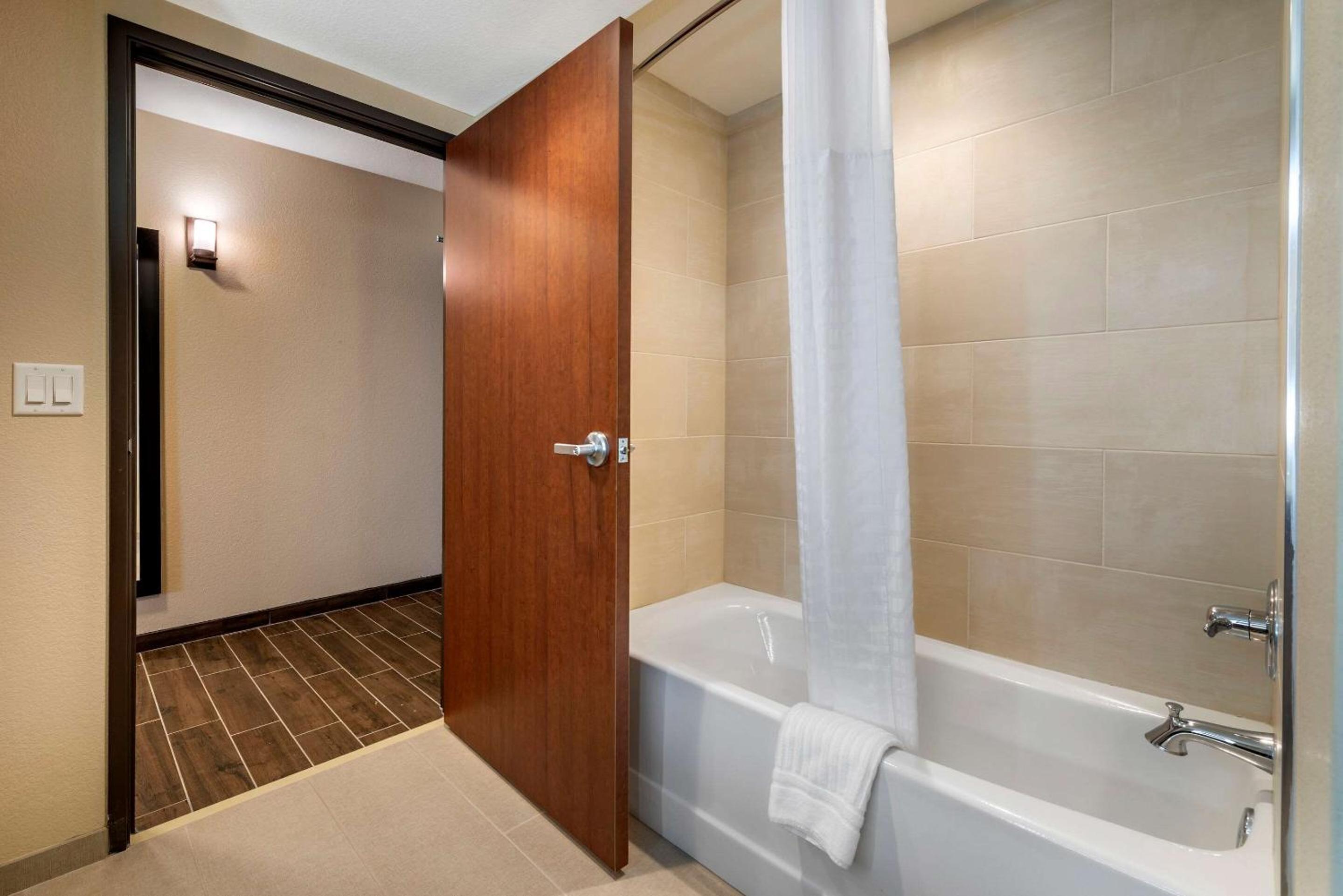Queen Suite with Two Queen Beds - Non-Smoking - Photo 6