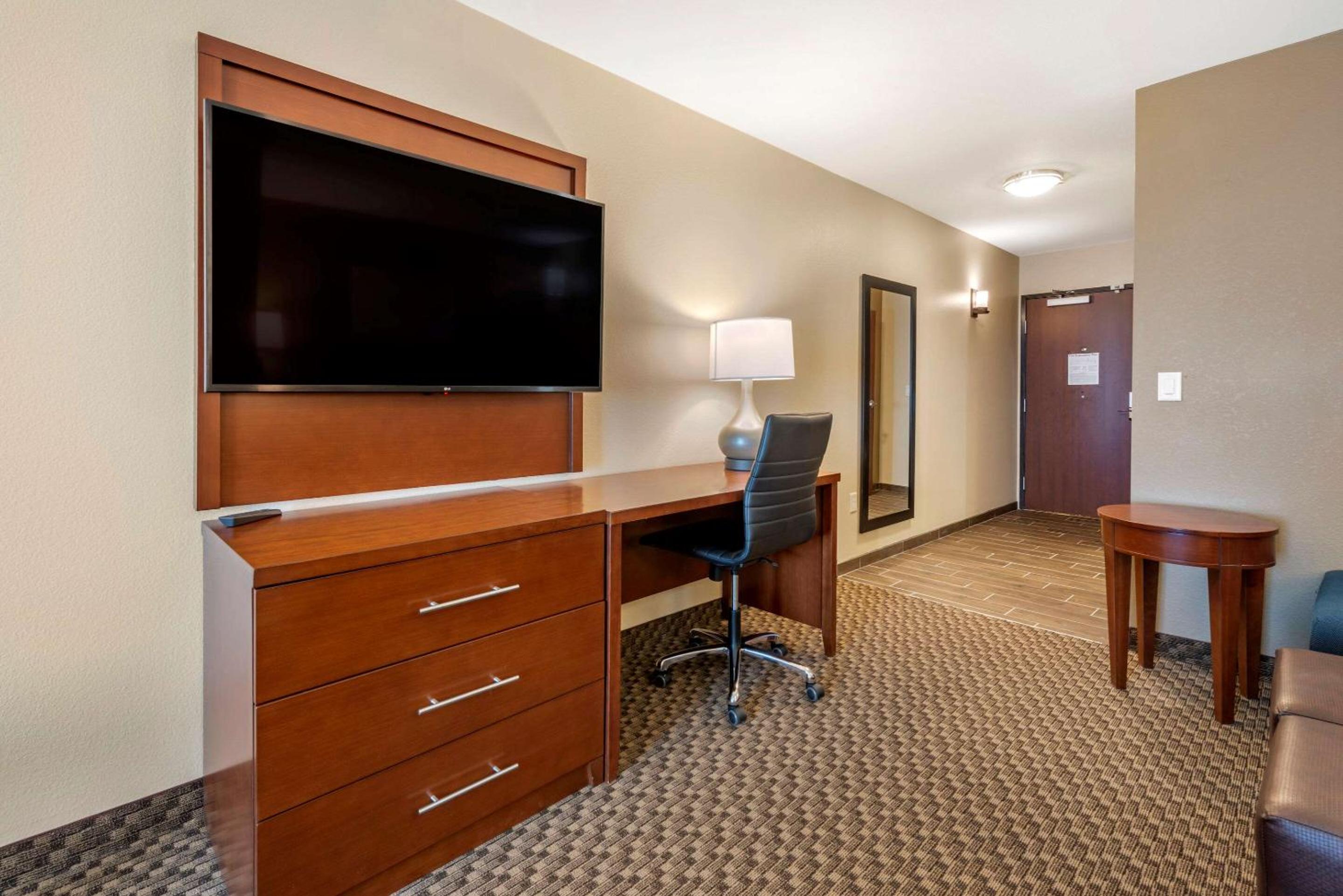 King Suite - Accessible/Non-Smoking - Photo 6
