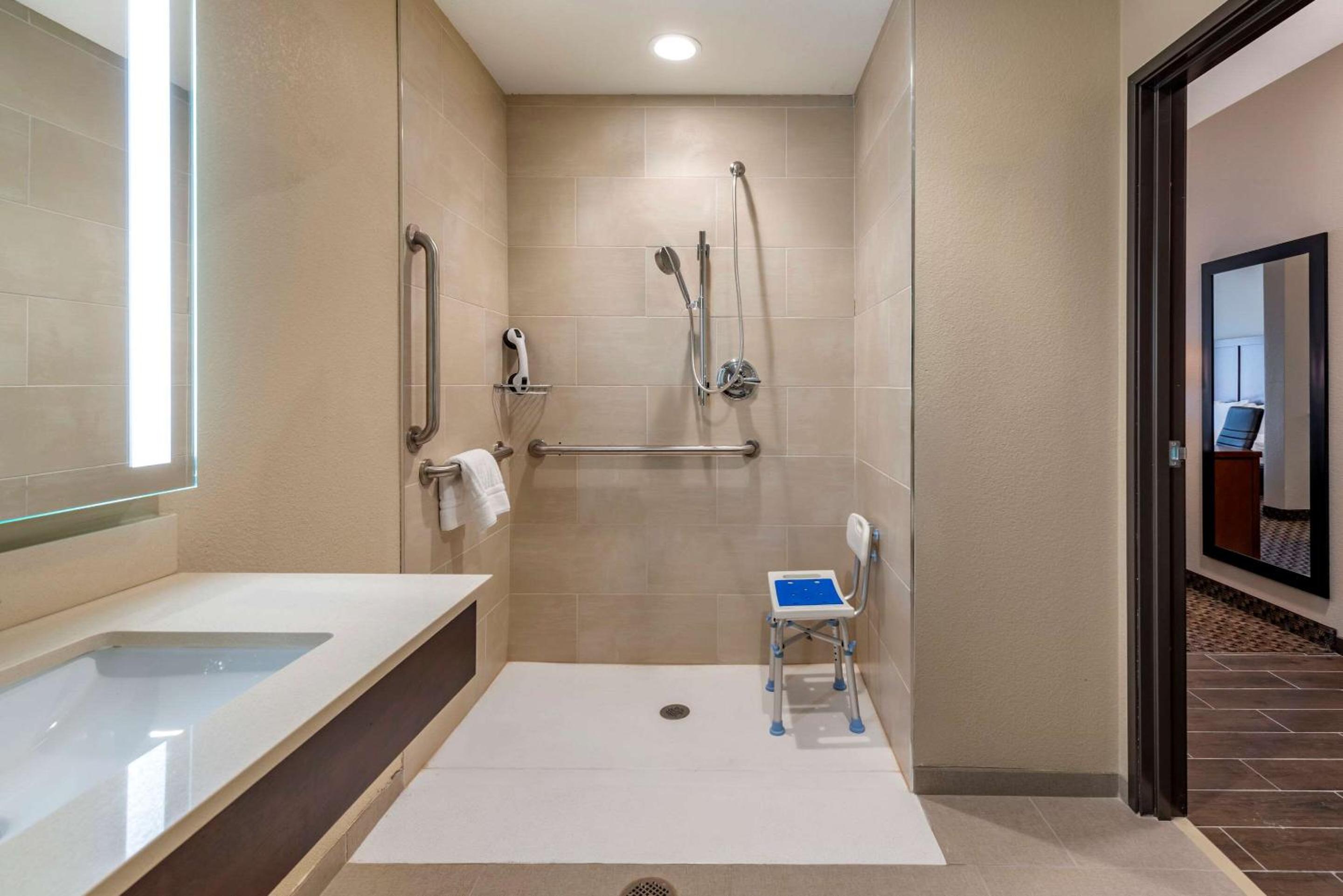 King Suite - Accessible/Non-Smoking - Photo 3