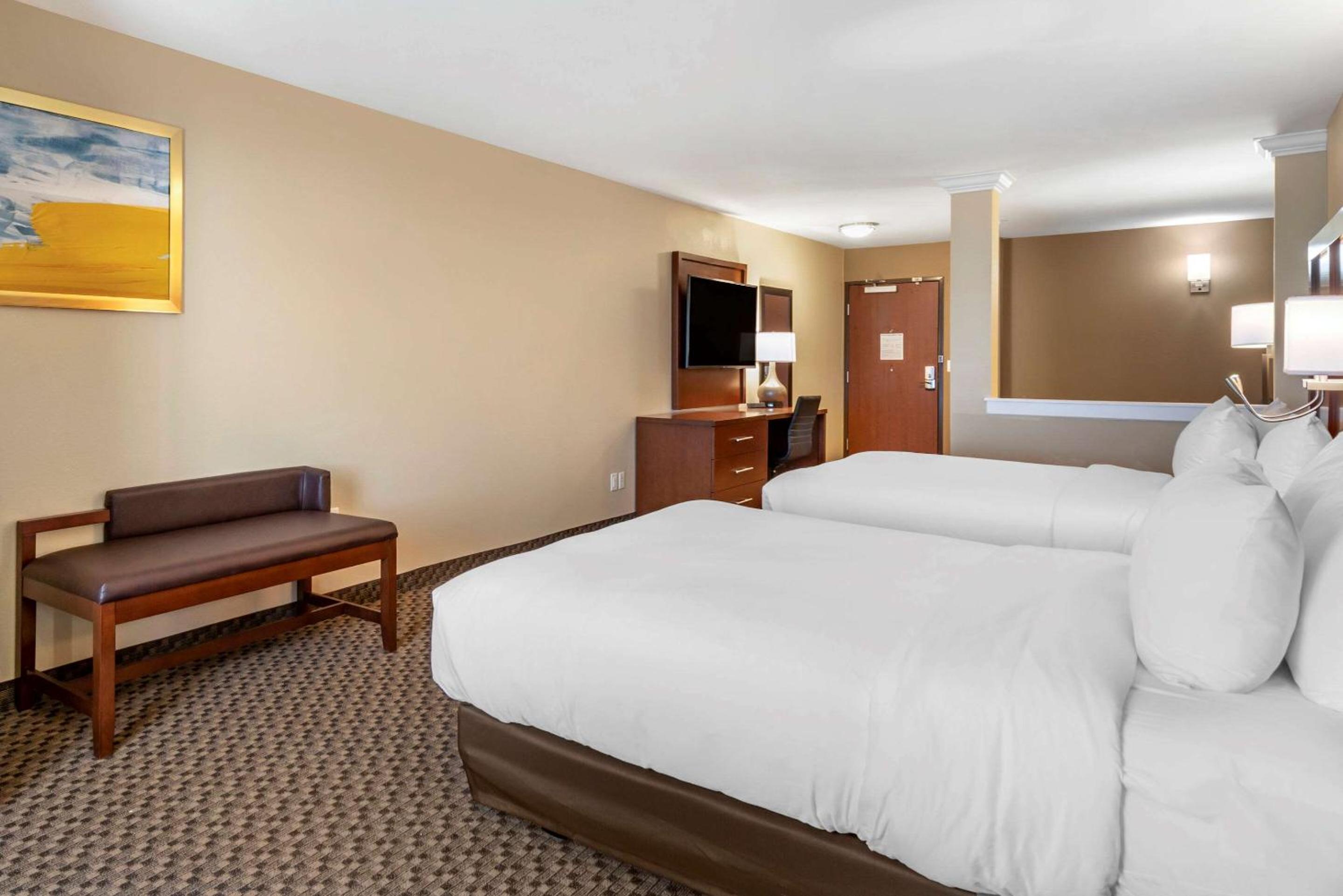 Queen Room with Two Queen Beds - Accessible/Non-Smoking  - Photo 3