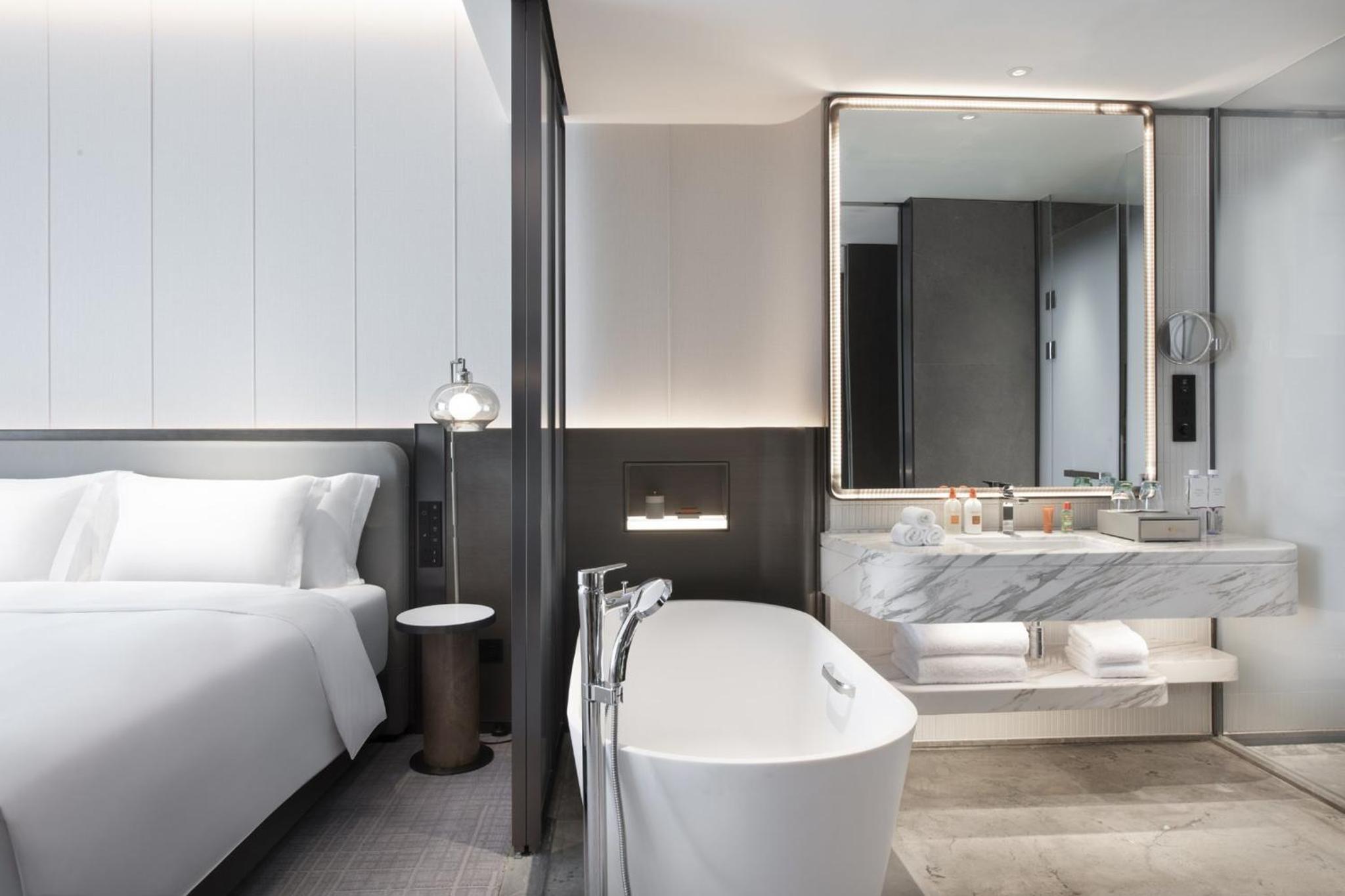 Standard King Room - Photo 4