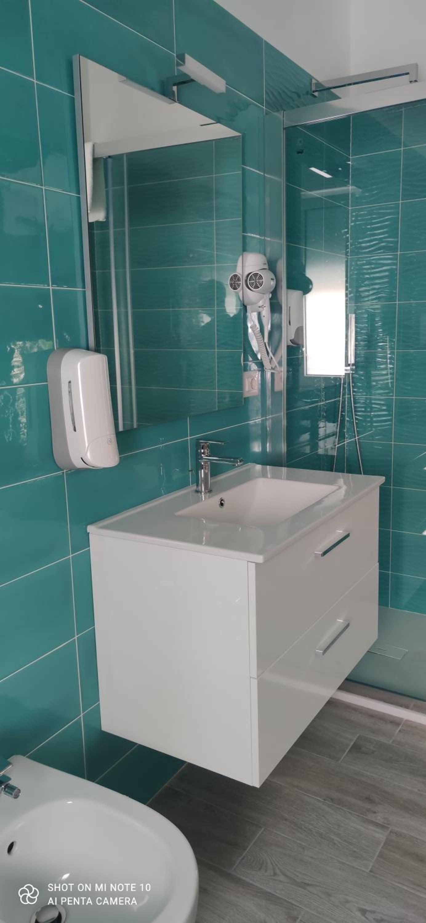 Twin Room with Private Bathroom - Photo 8