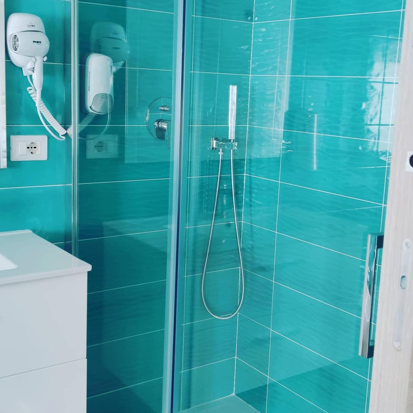Twin Room with Private Bathroom - Photo 11