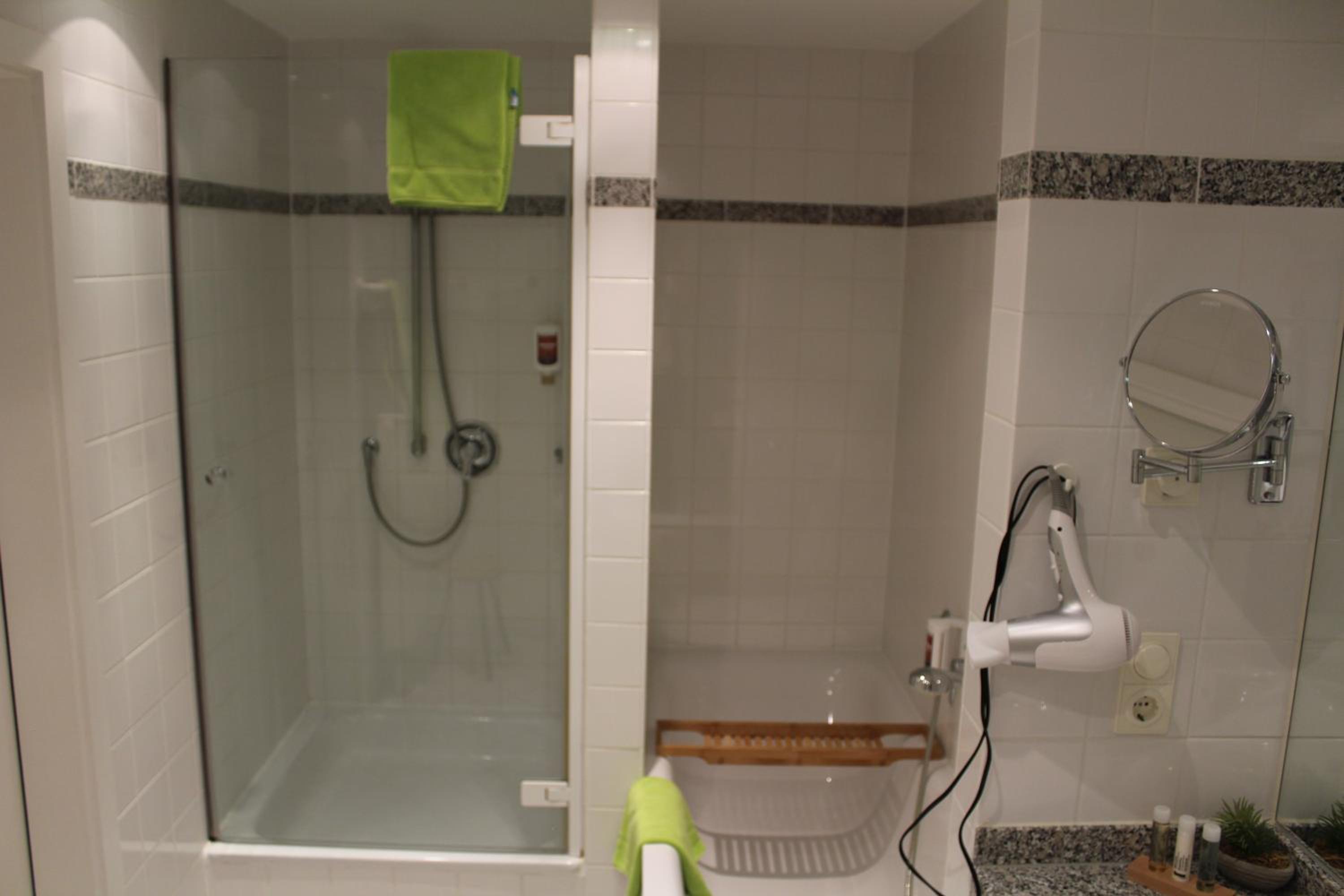 Suite - Photo 10