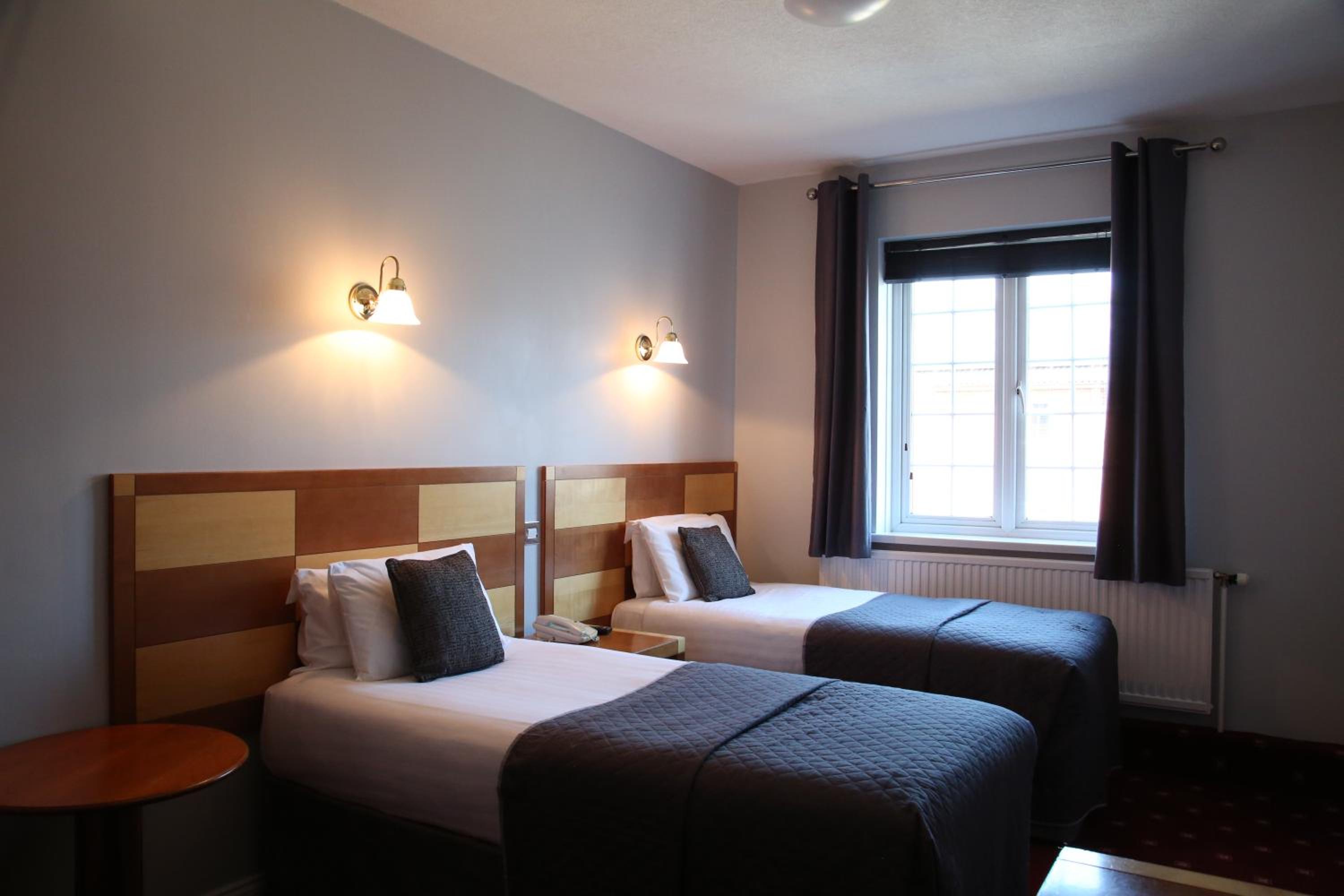 Standard Twin Room - Photo 5