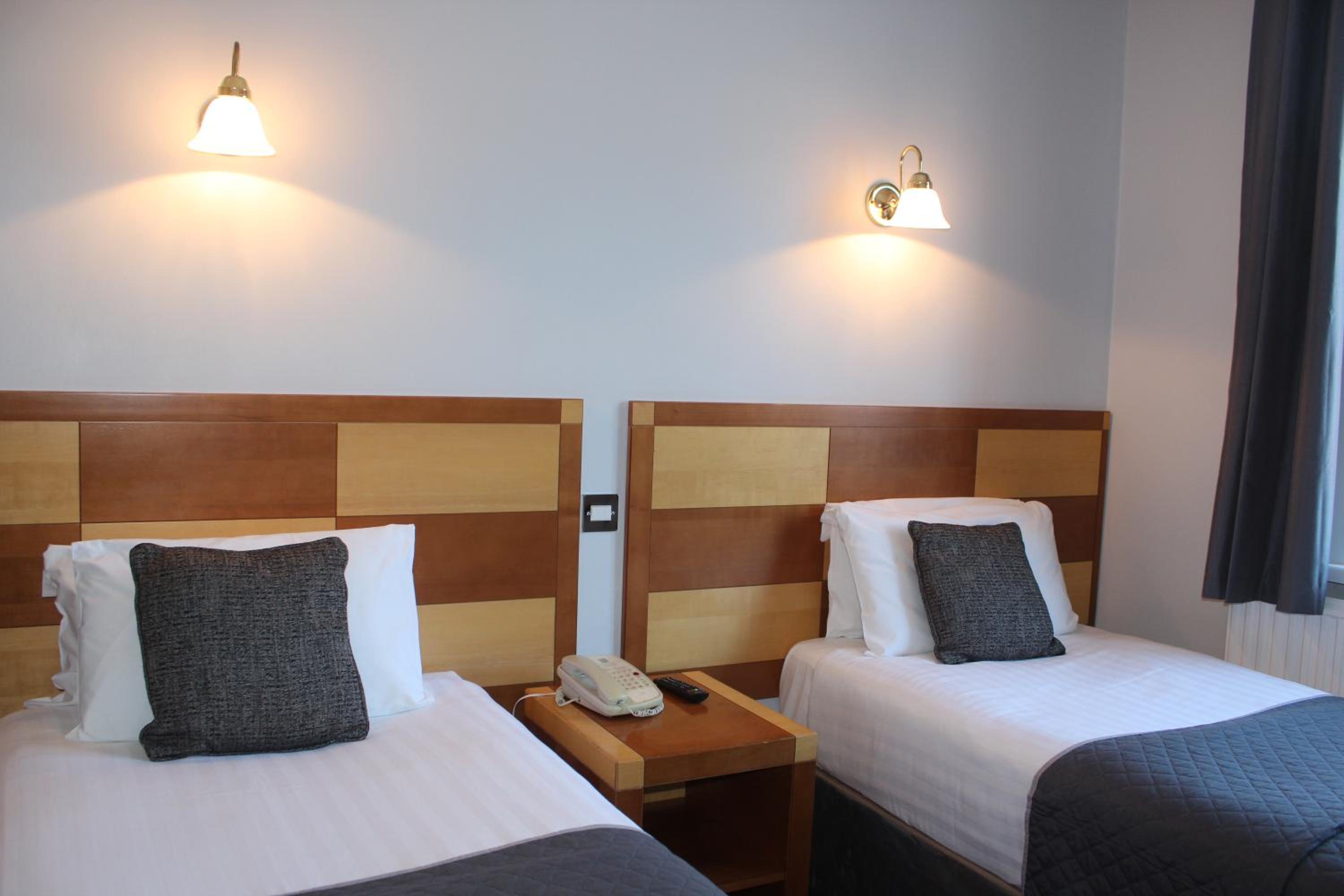 Standard Twin Room - Photo 4