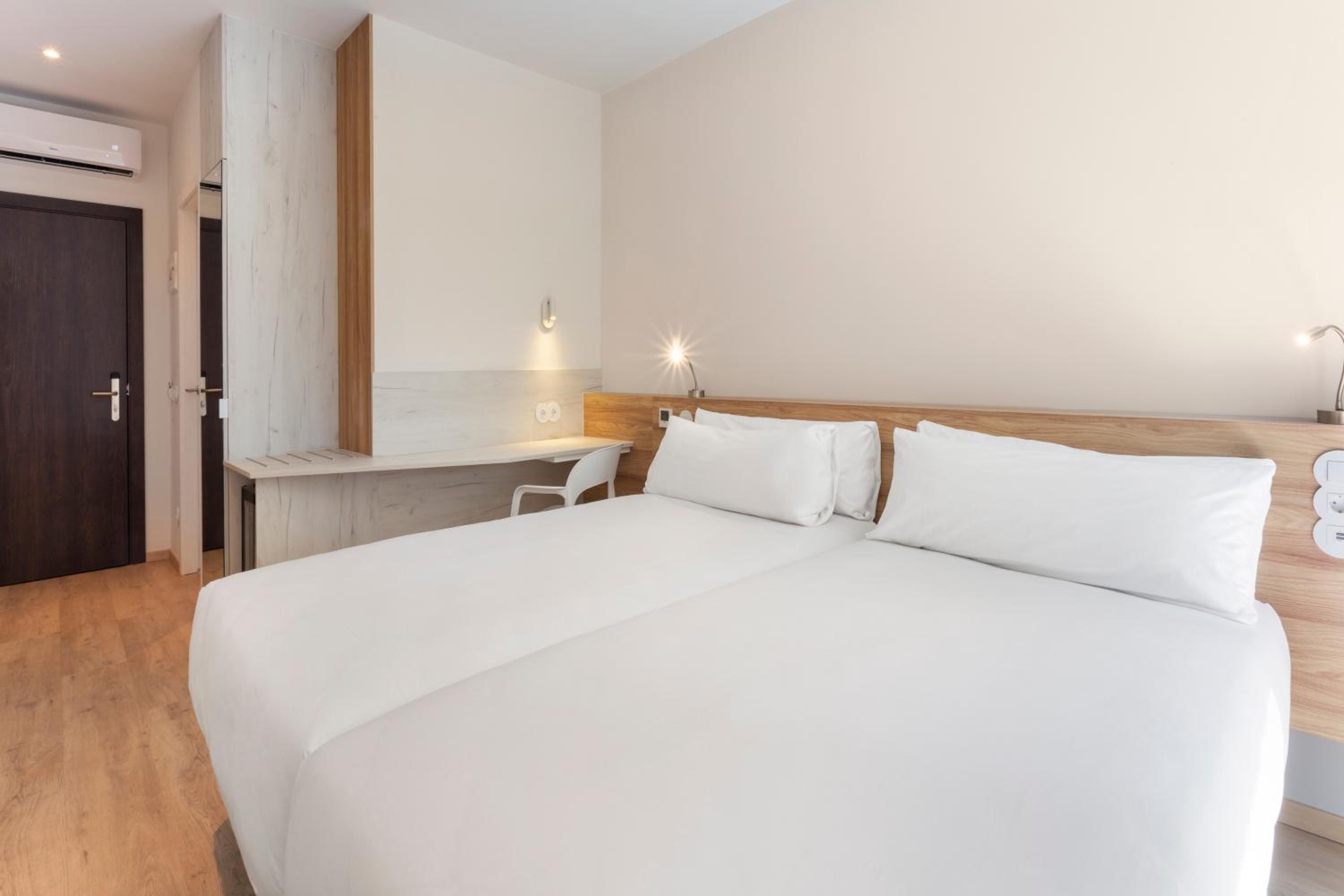 Twin Room - Photo 1