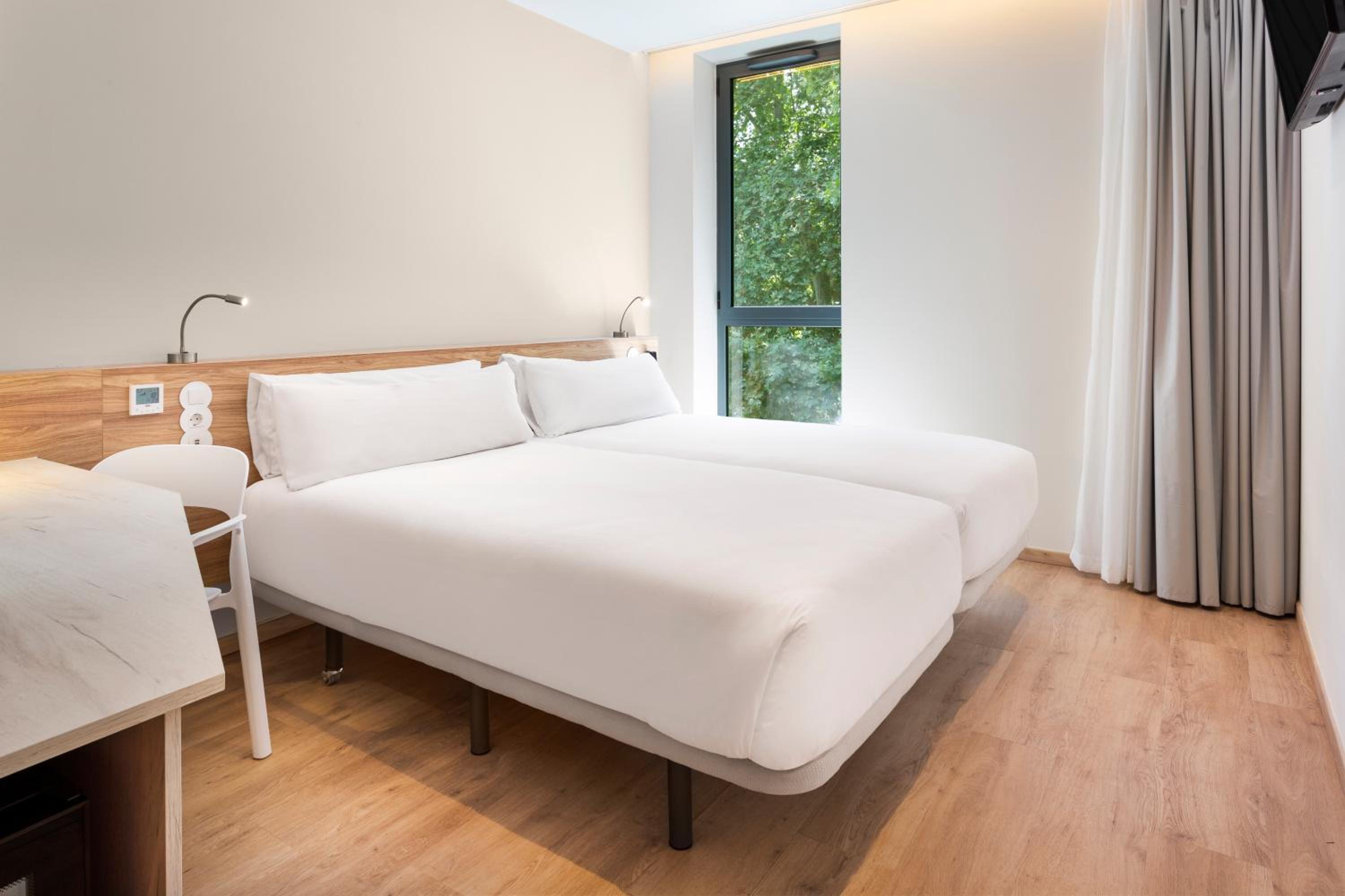 Twin Room - Photo 2
