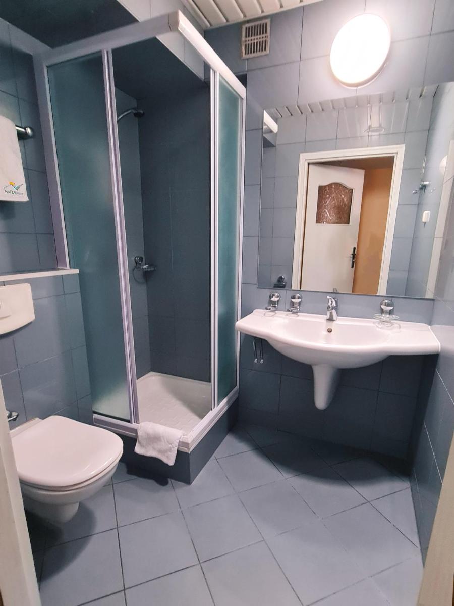 Double Room with Private Bathroom - Photo 10