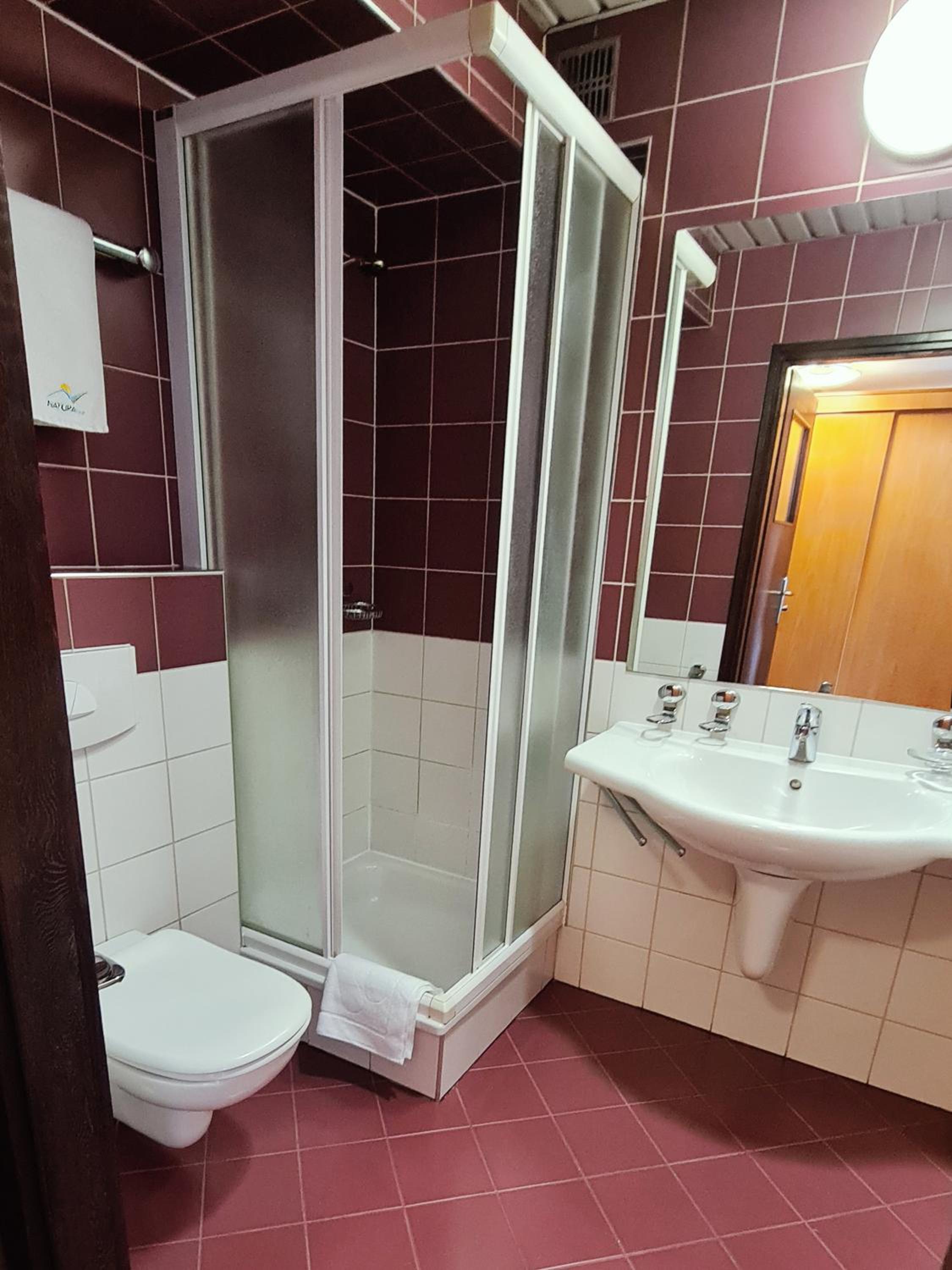 Double Room with Private Bathroom - Photo 9