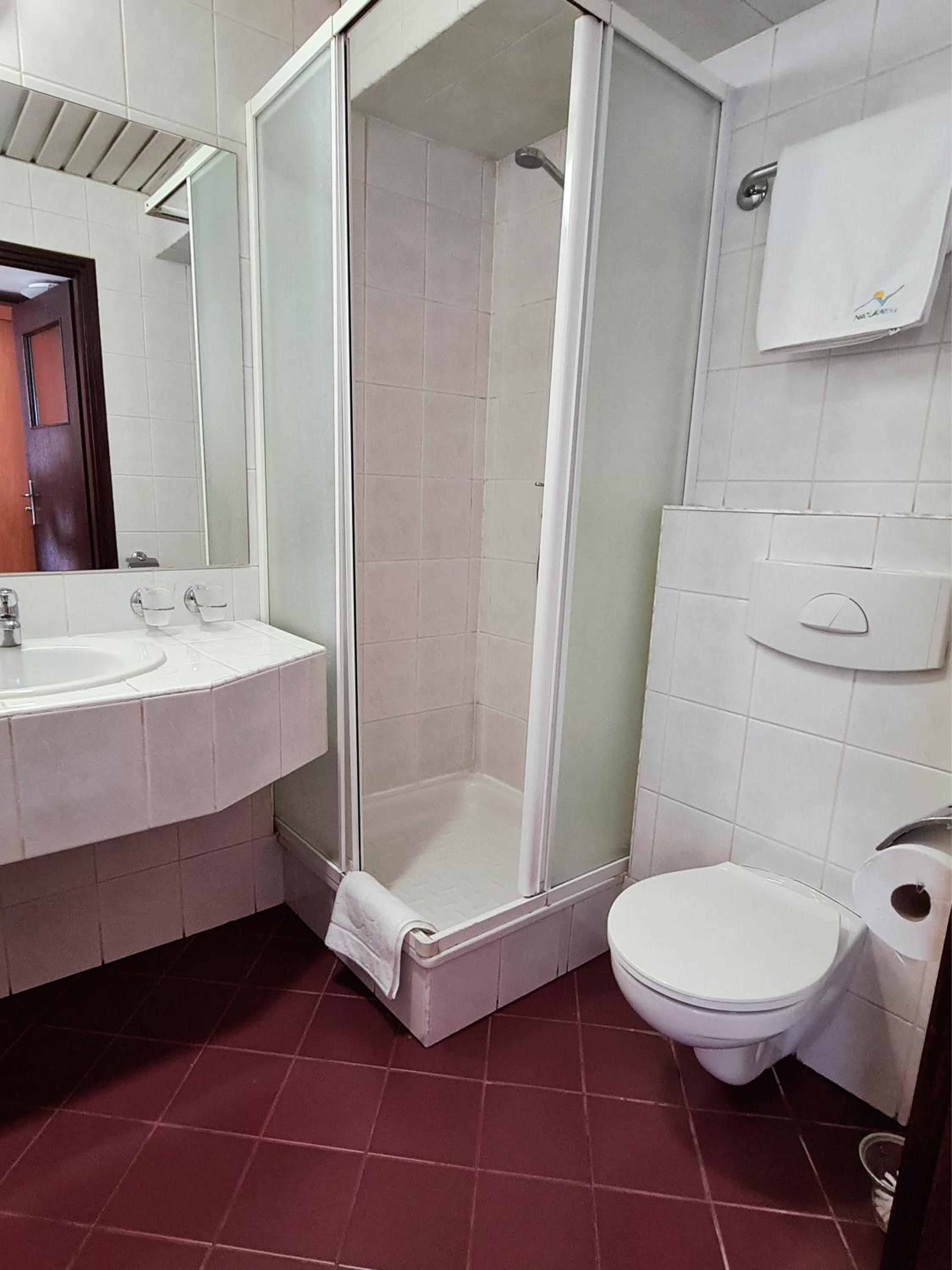 Double Room with Private Bathroom - Photo 8