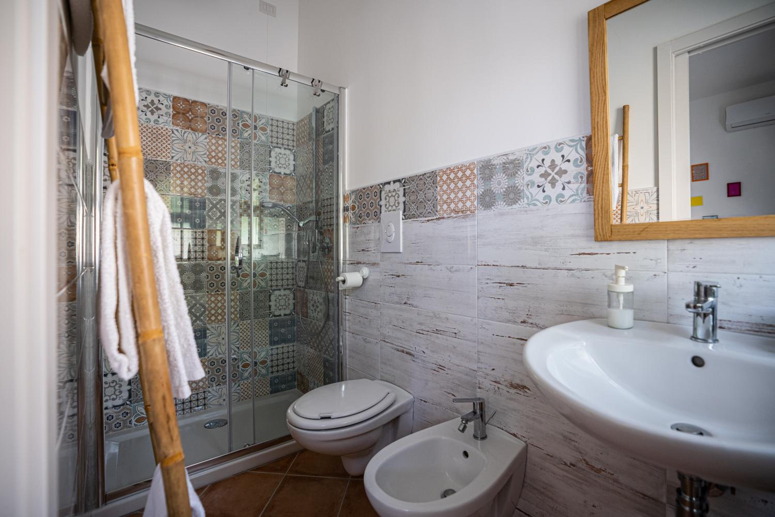 Double Room with Private Bathroom - Photo 2