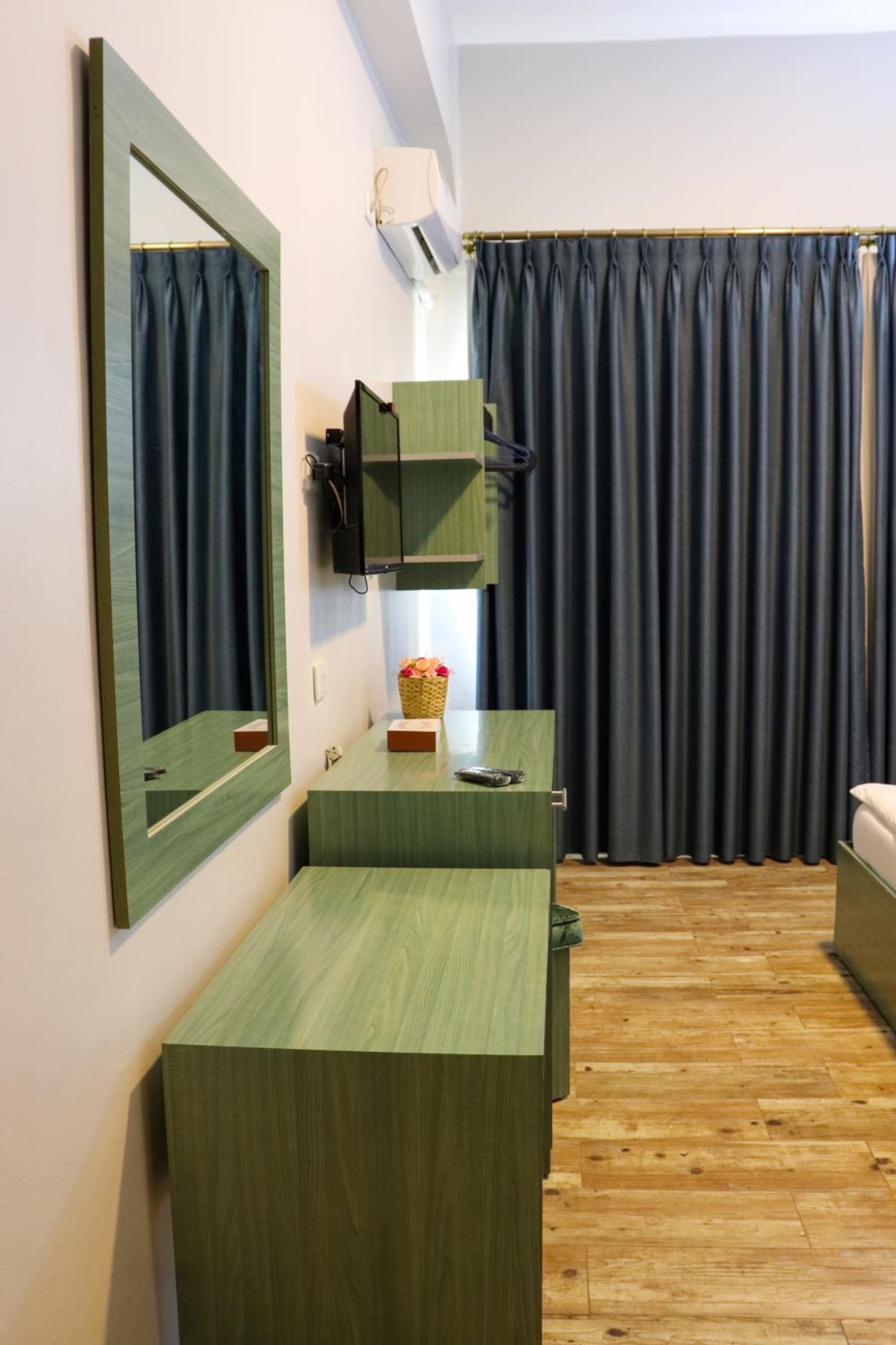 Deluxe Double Room with Balcony - Photo 17