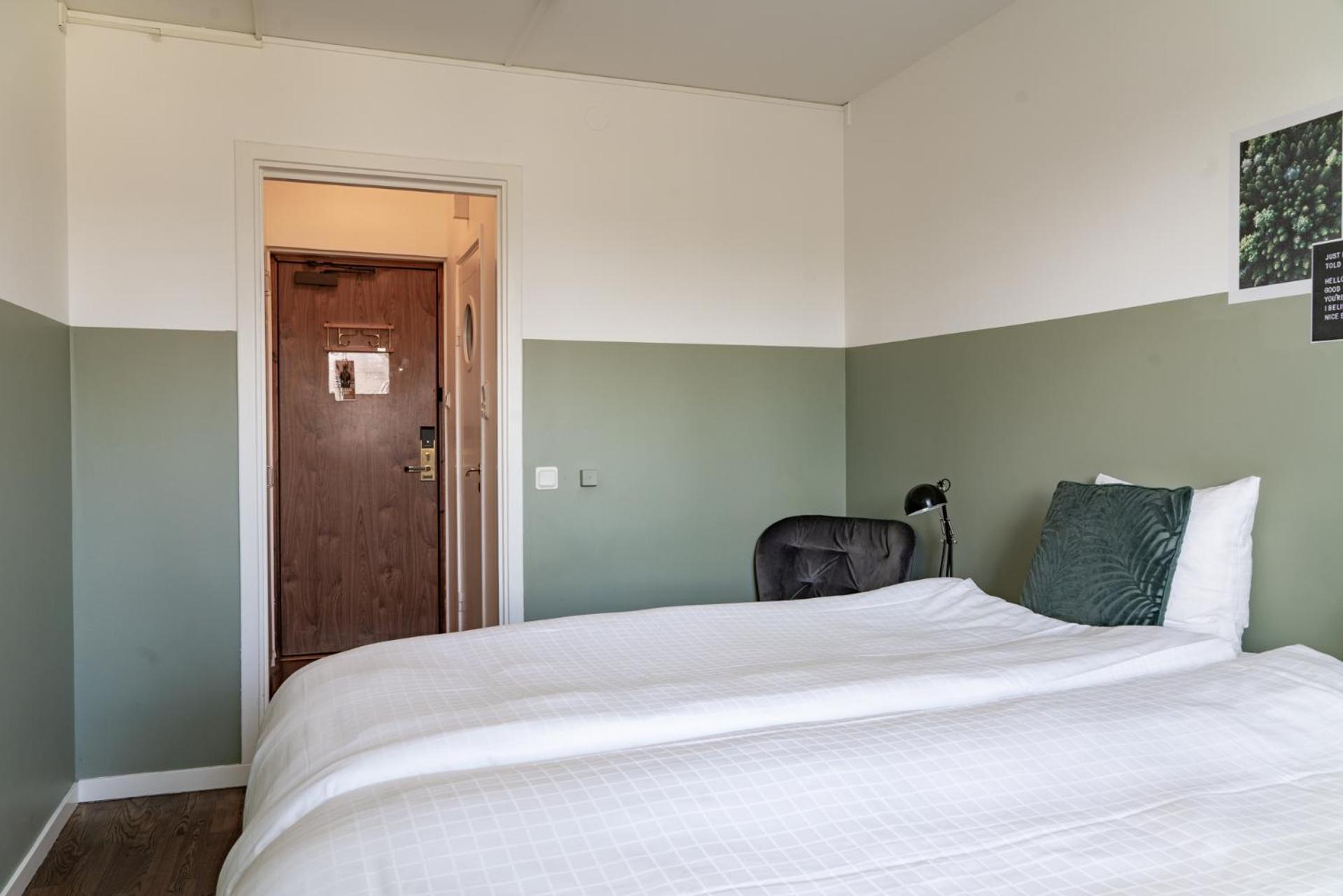 Standard Twin Room - Photo 7