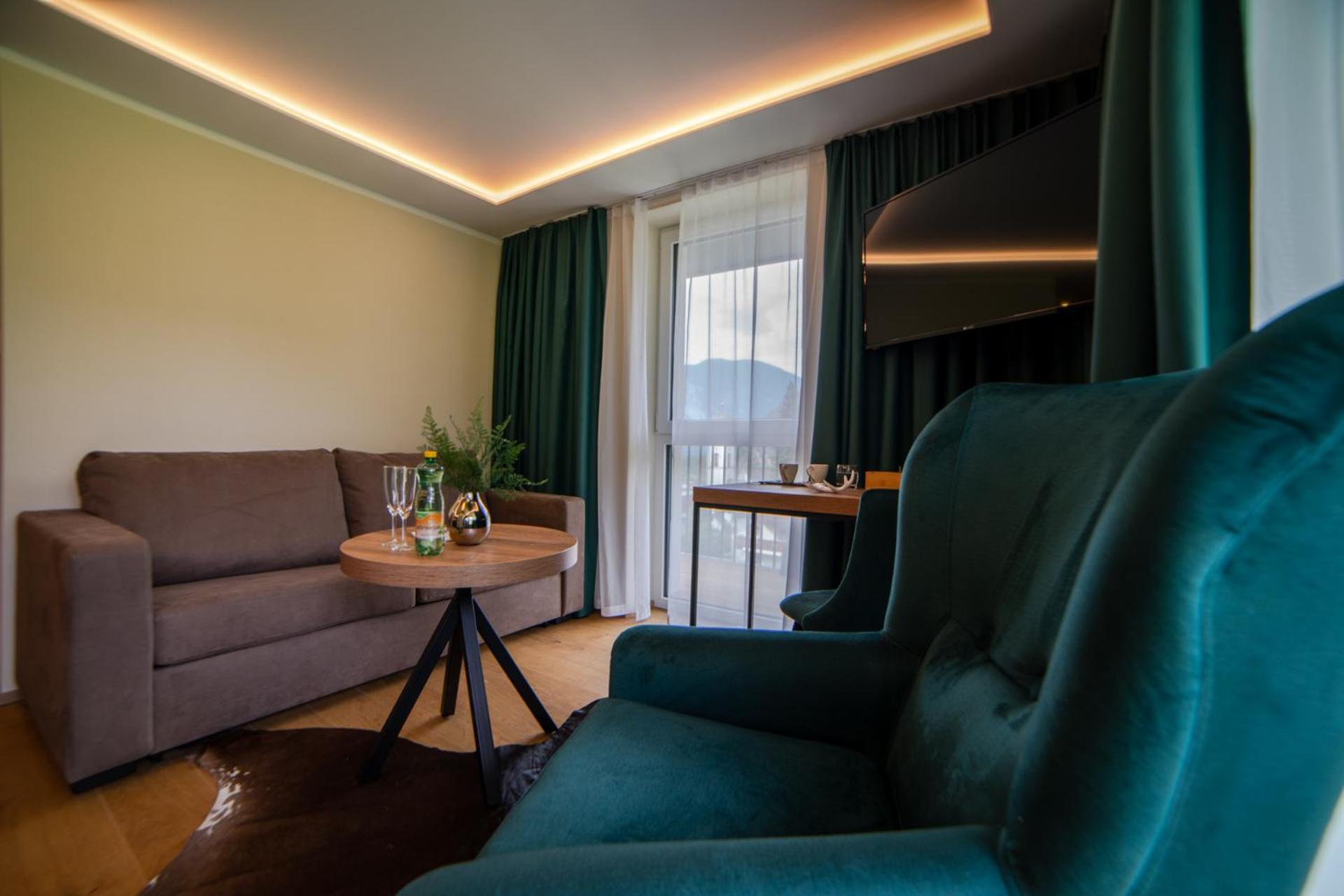 Deluxe Double Room with Balcony - Photo 11