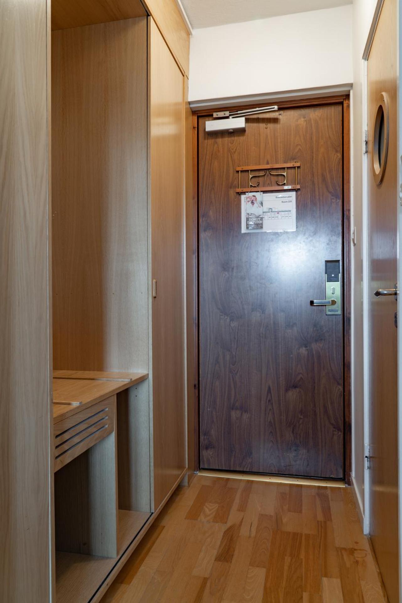 Standard King Room - Photo 14