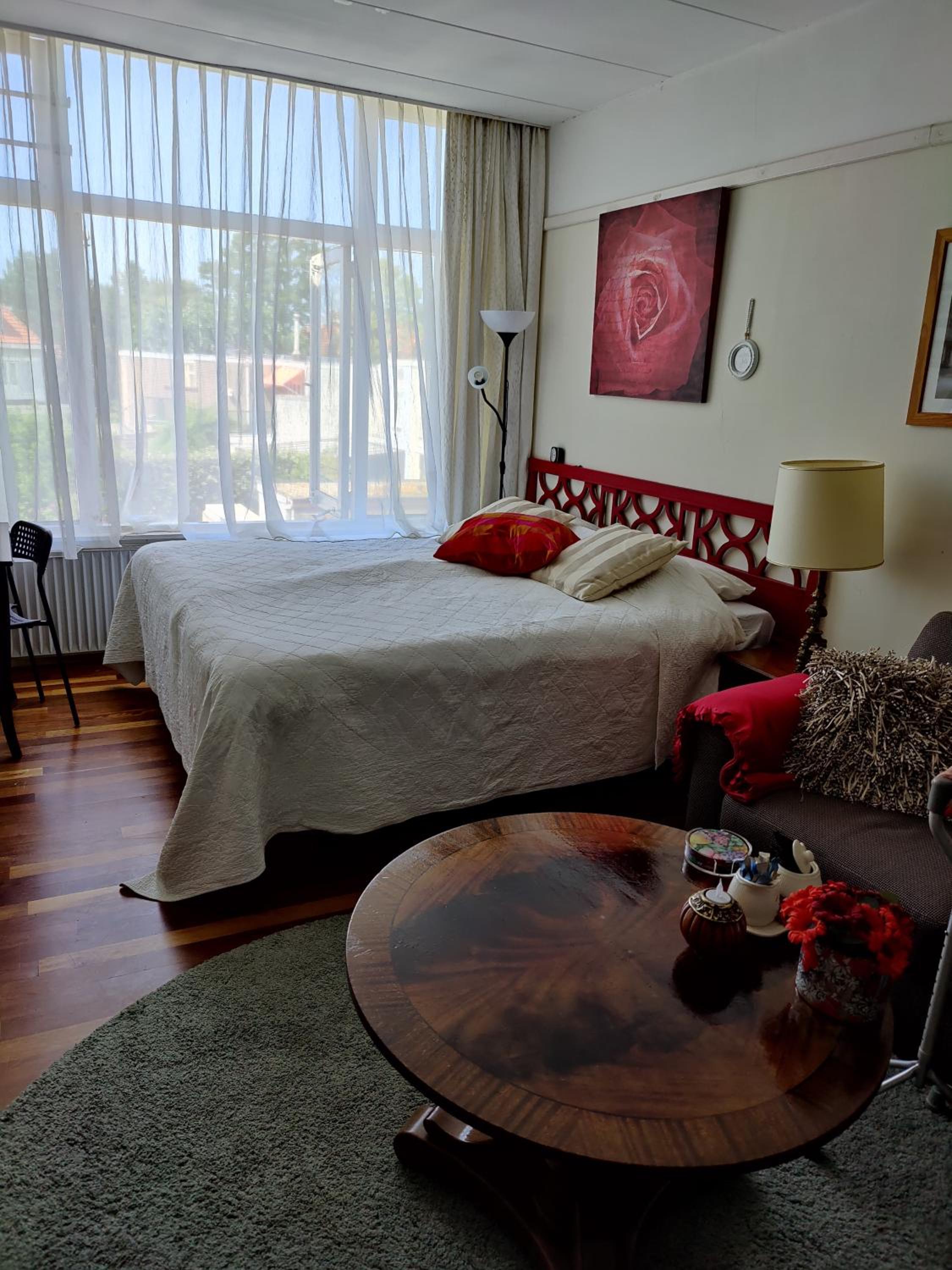 One-Bedroom Apartment photo 1