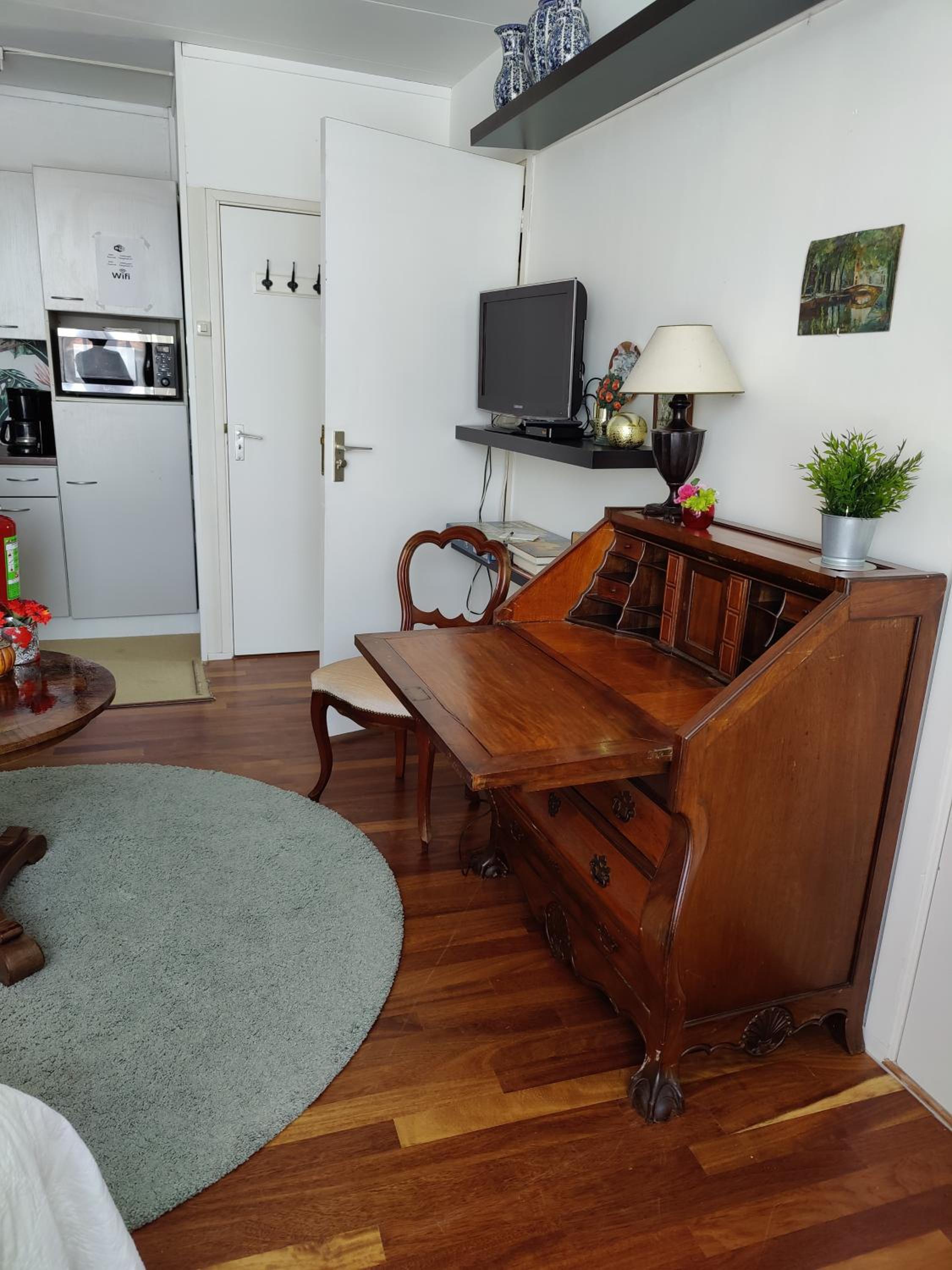 One-Bedroom Apartment photo 3