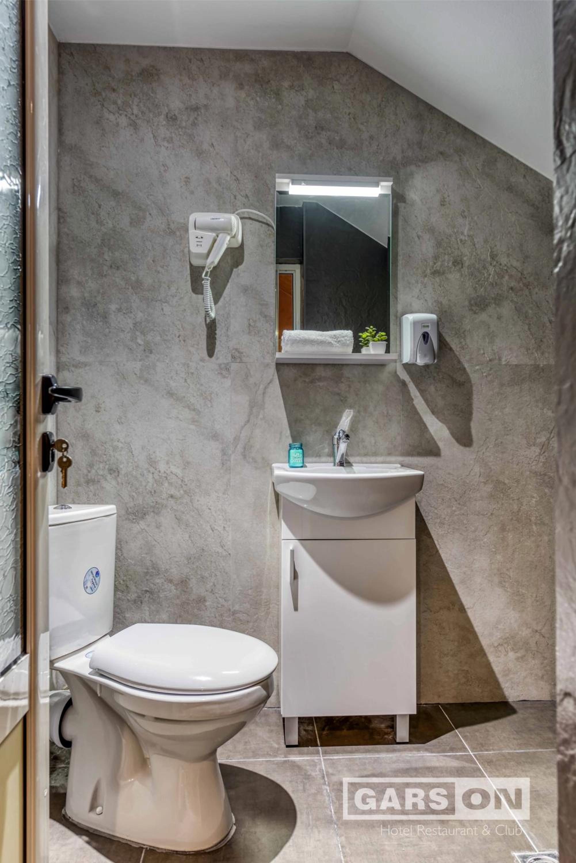 Double or Twin Room with Private Bathroom - Photo 3
