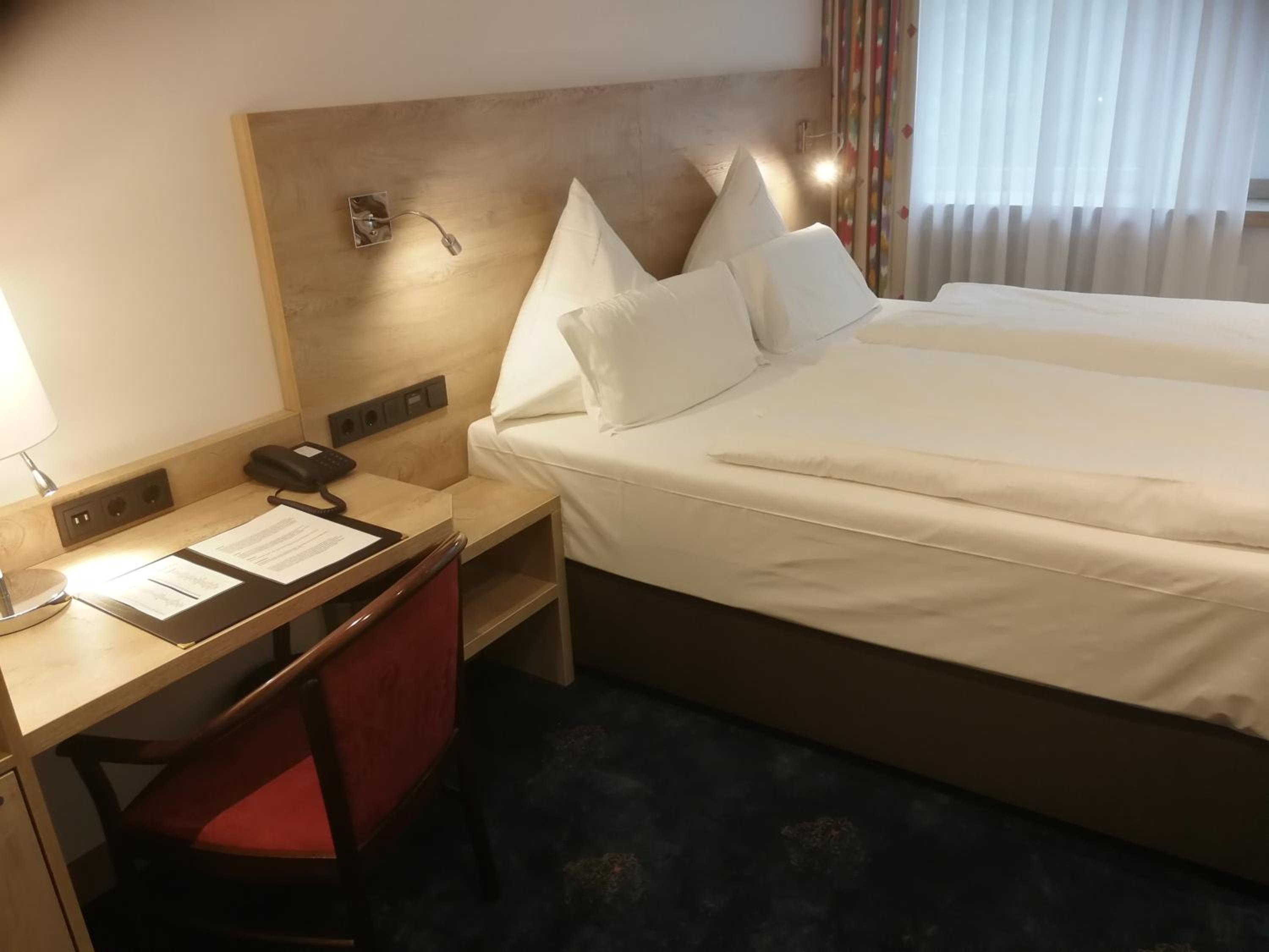 Deluxe Double Room - Photo 13