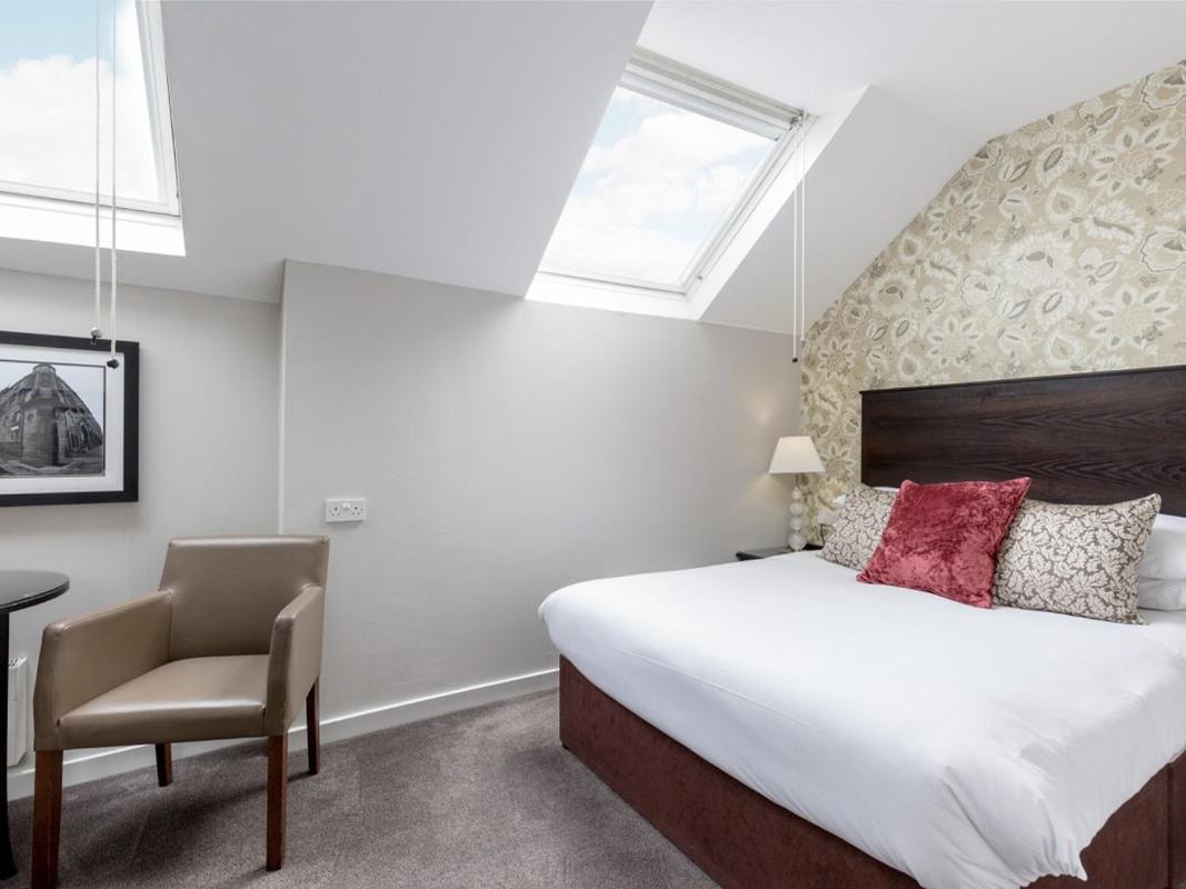 King Room with Bath photo 2