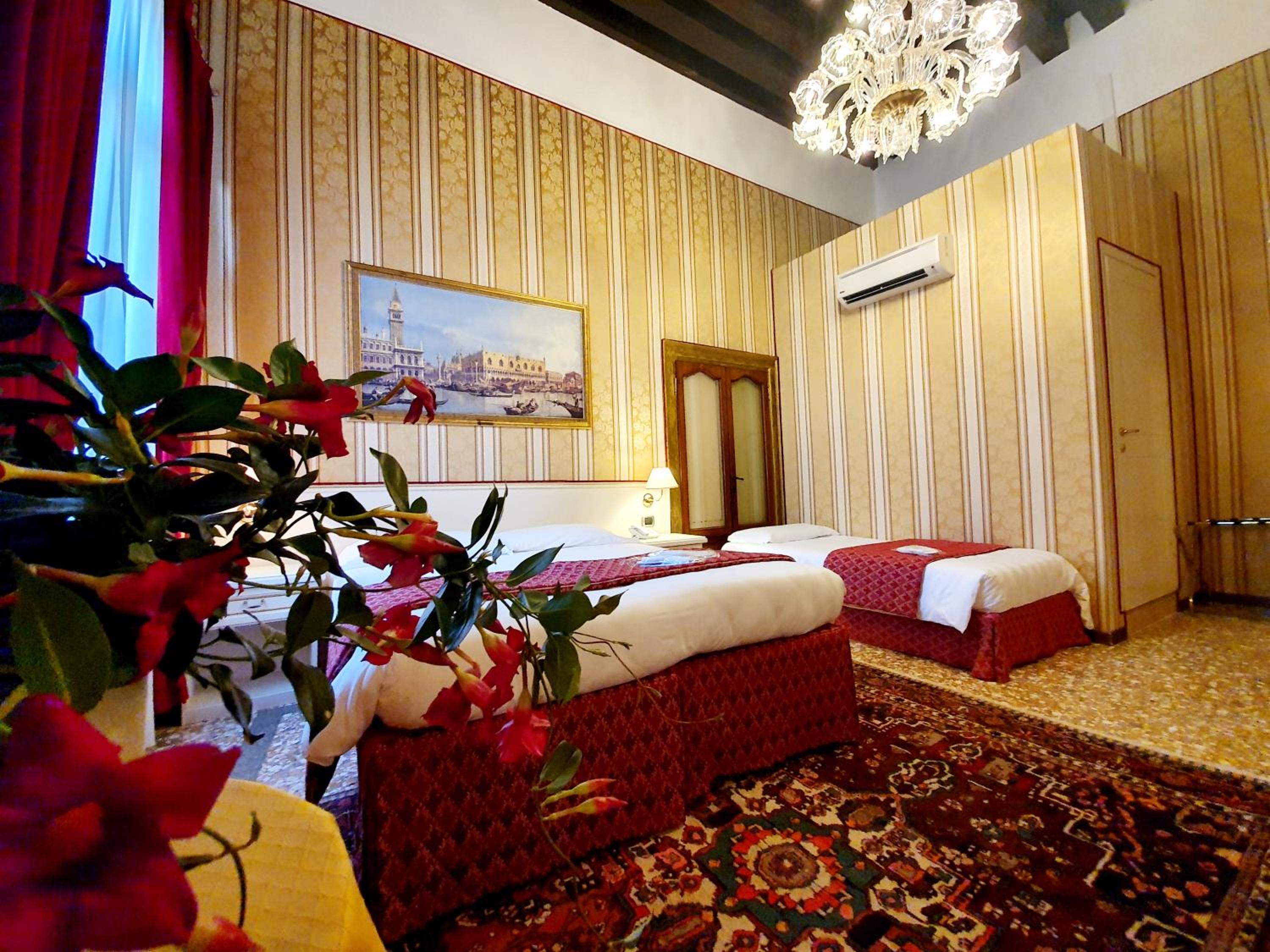 Quadruple Room with Canal View photo 3