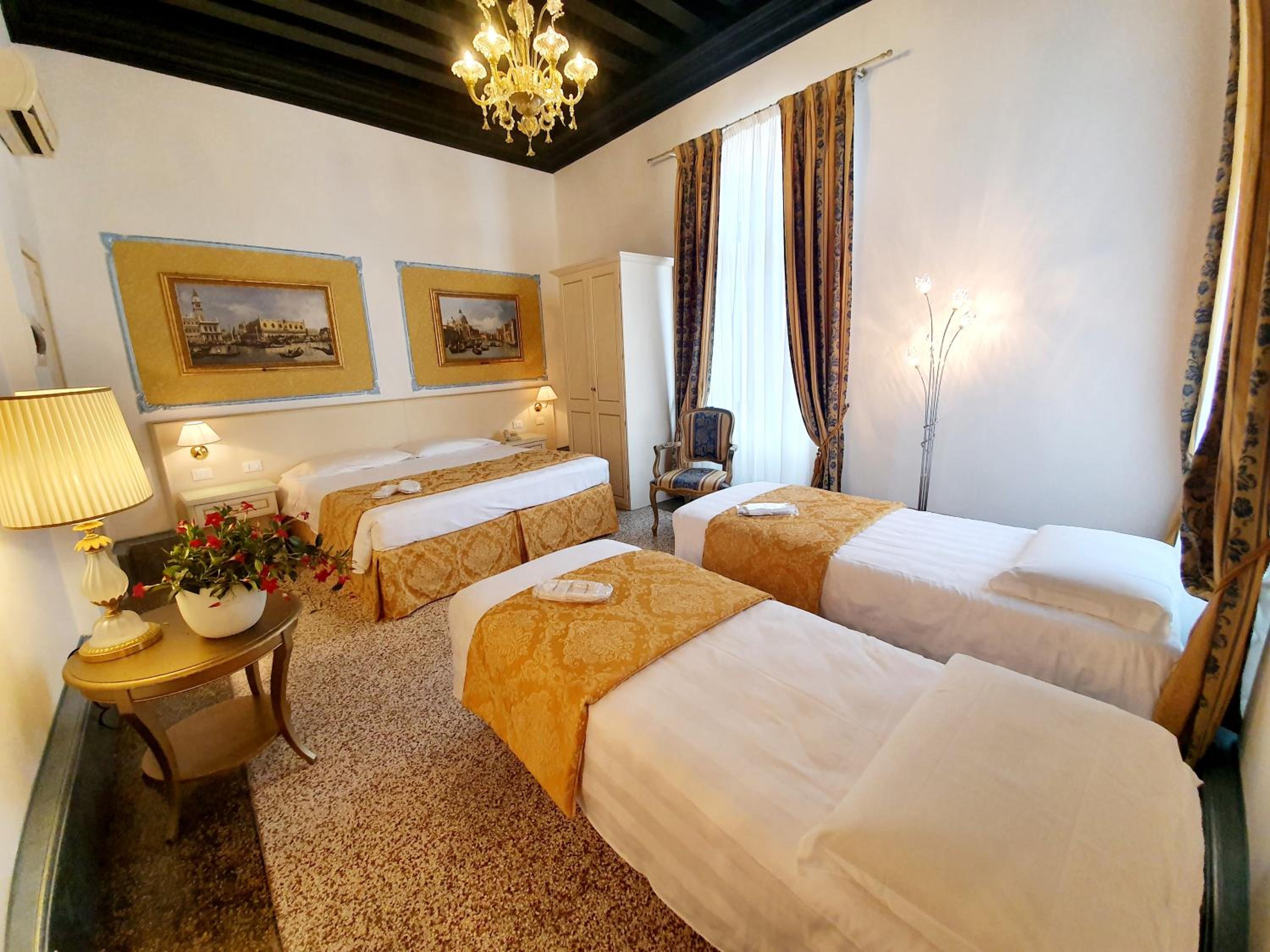 Quadruple Room with Canal View photo 2