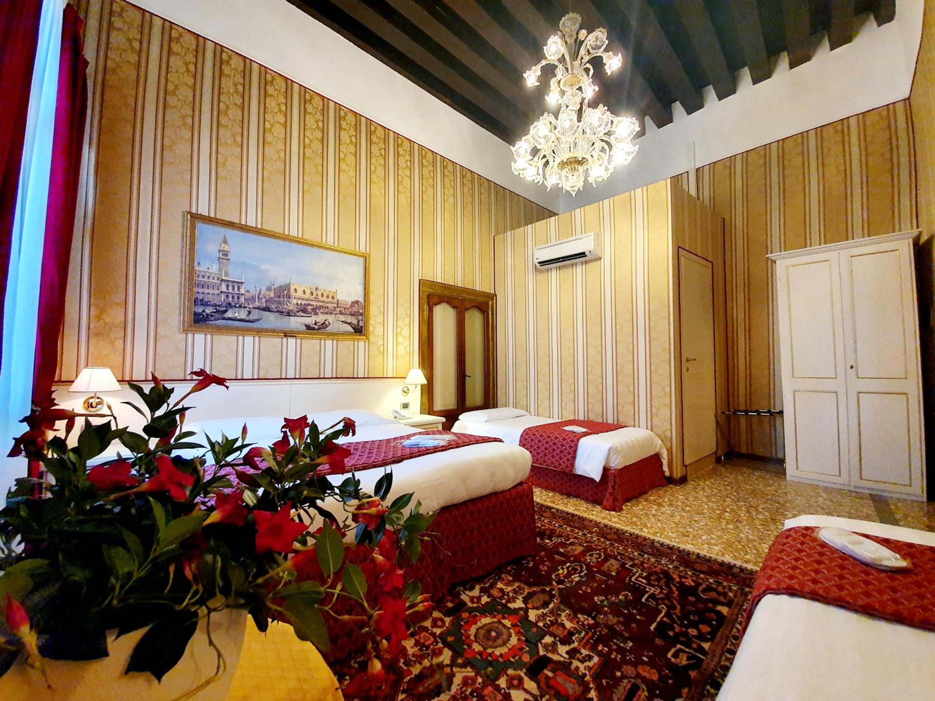 Quadruple Room with Canal View photo 1