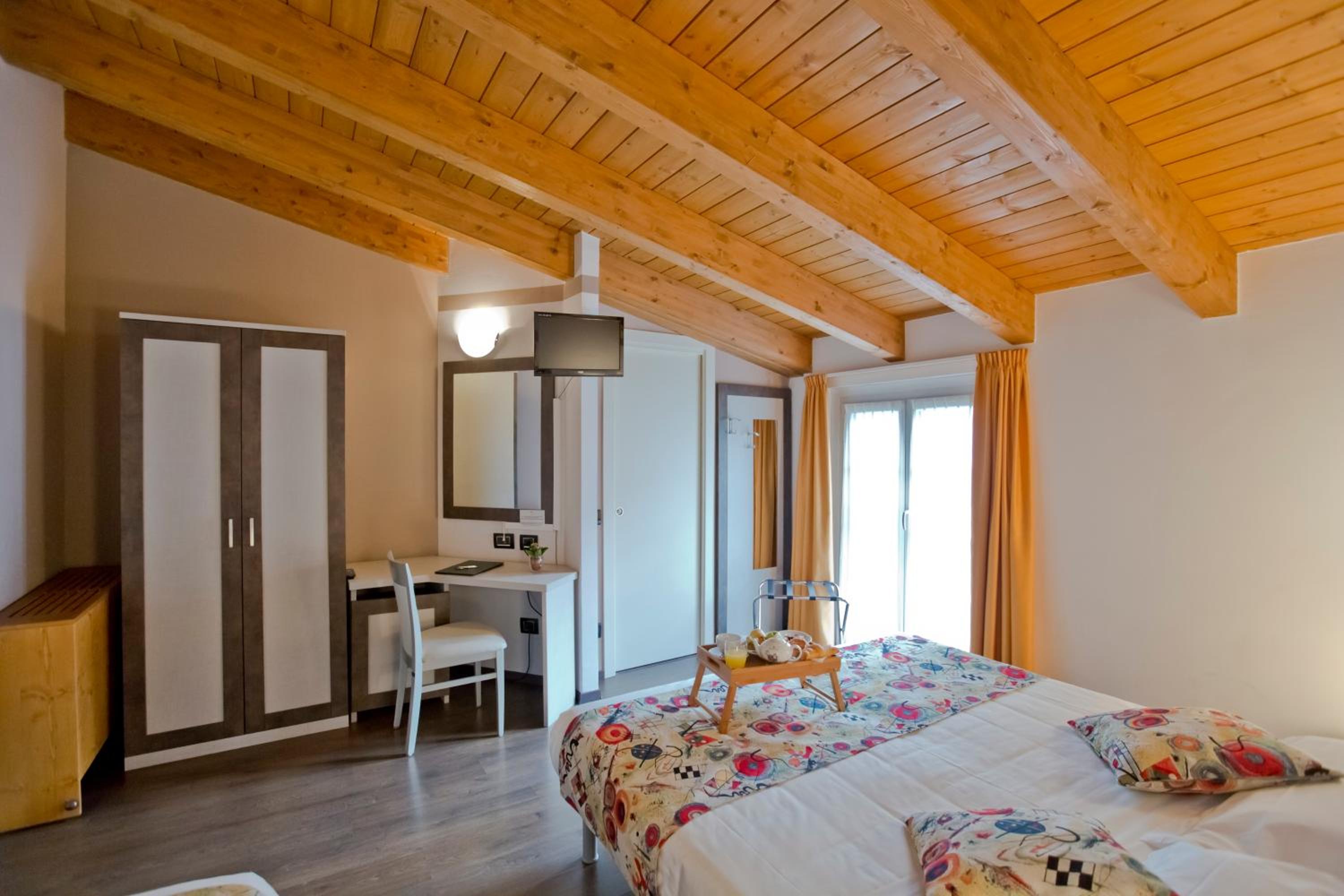 Standard Double Room - Photo 10