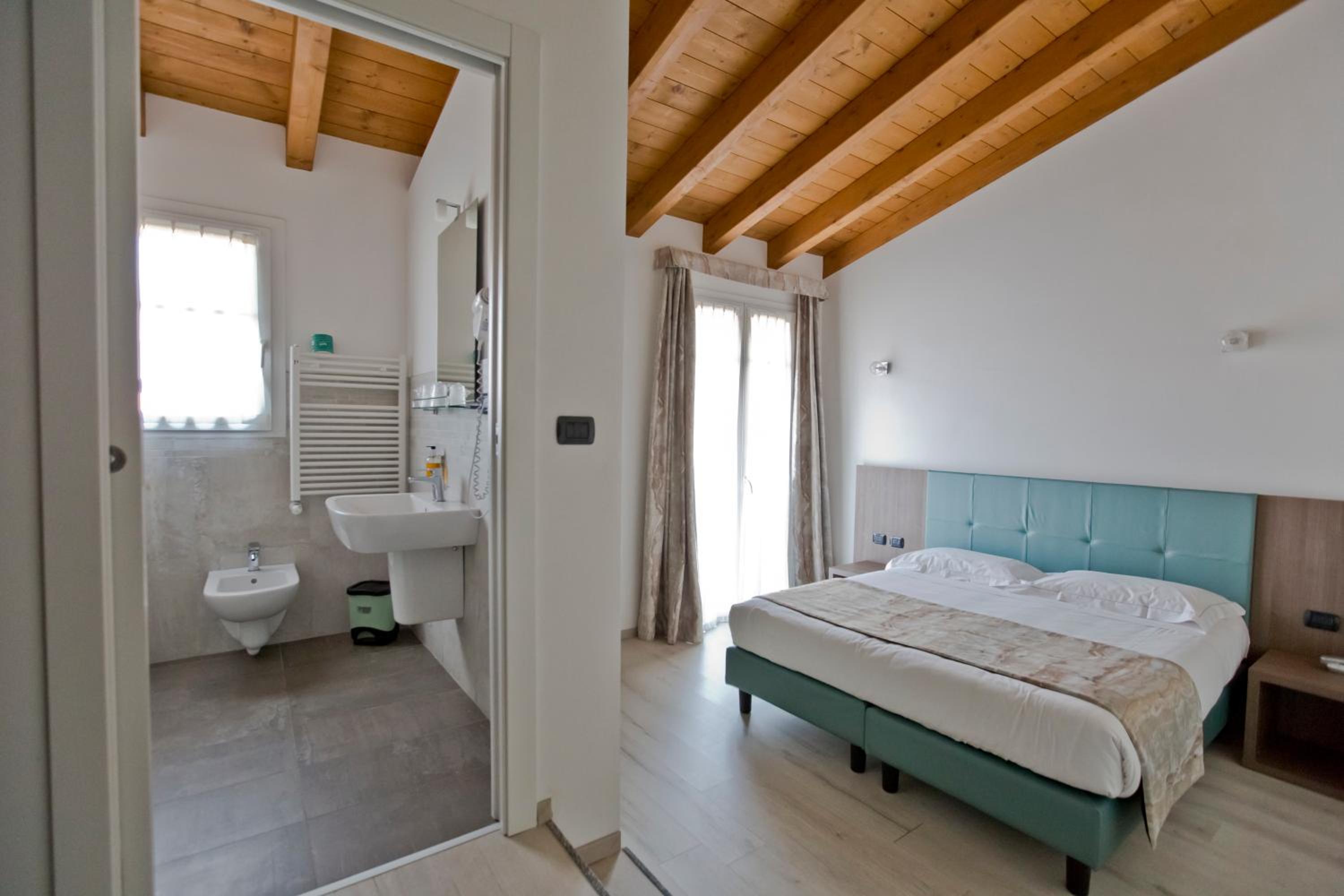 Standard Double Room - Photo 7