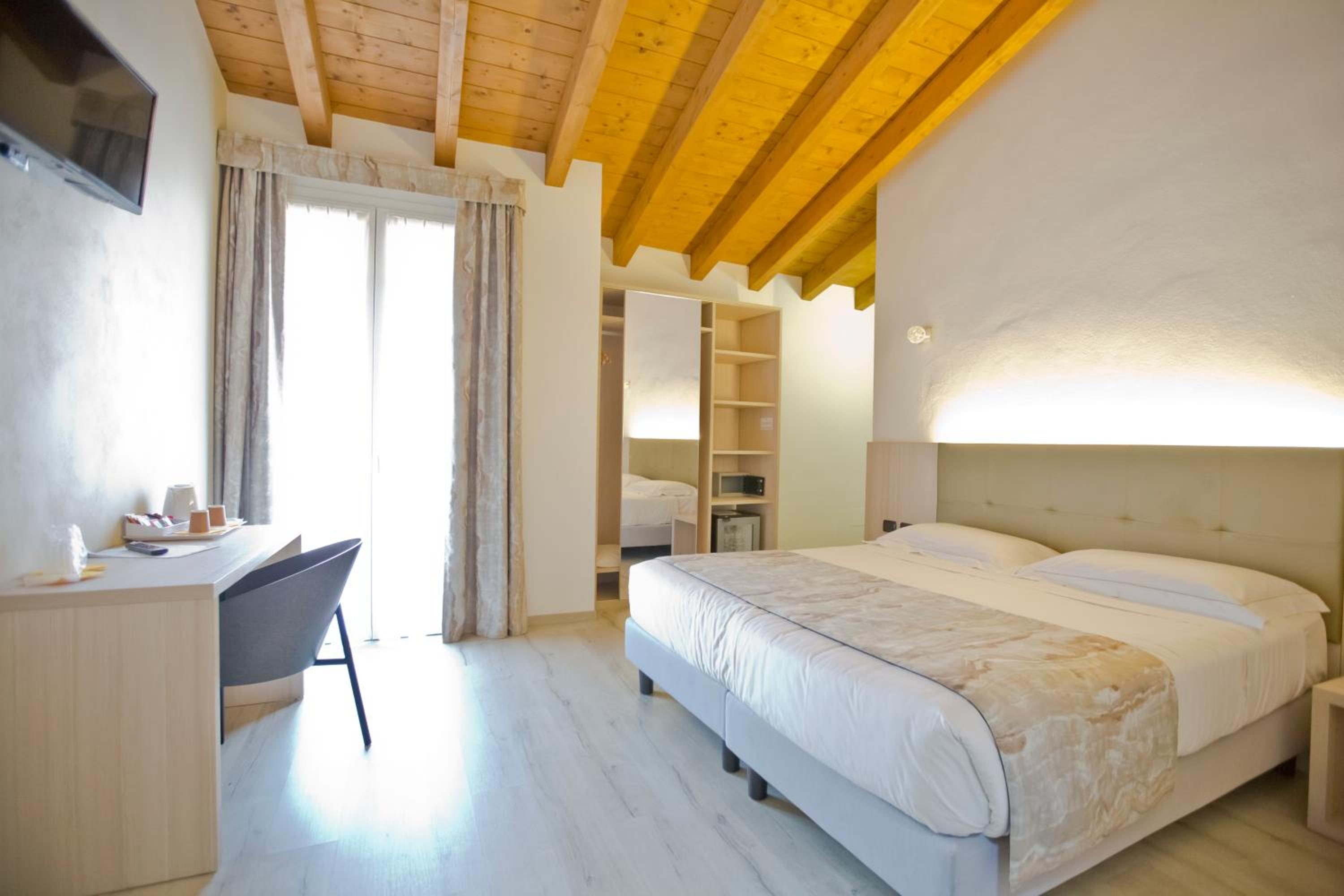 Standard Double Room - Photo 9