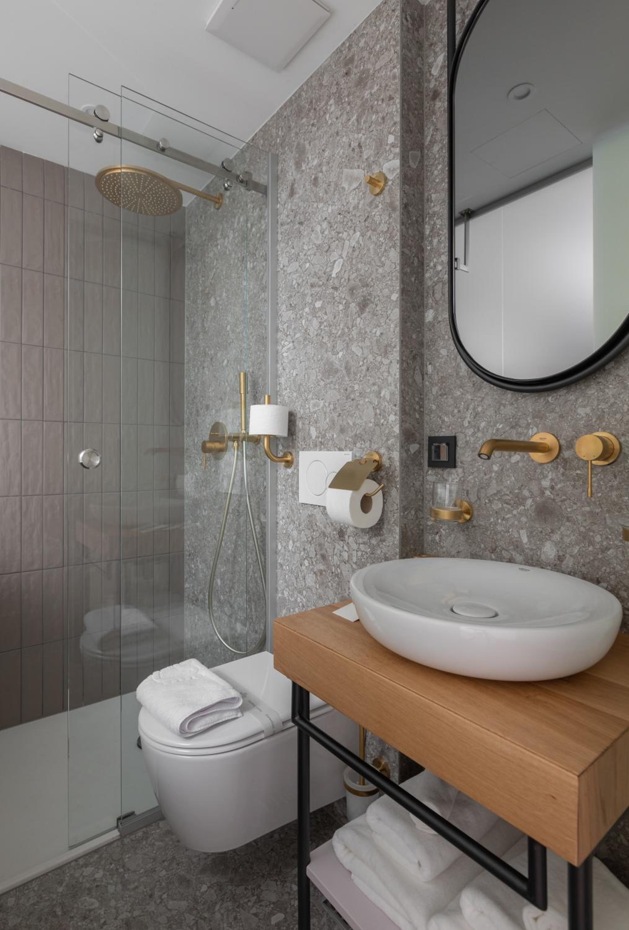 Deluxe Double Room with Sea View thumbnail 5