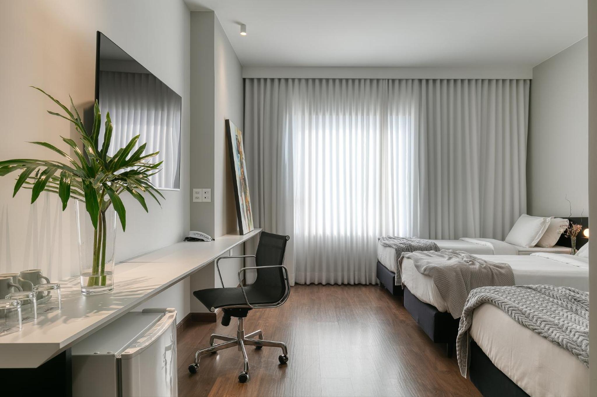 Standard Room With Three Single Beds - Photo 4
