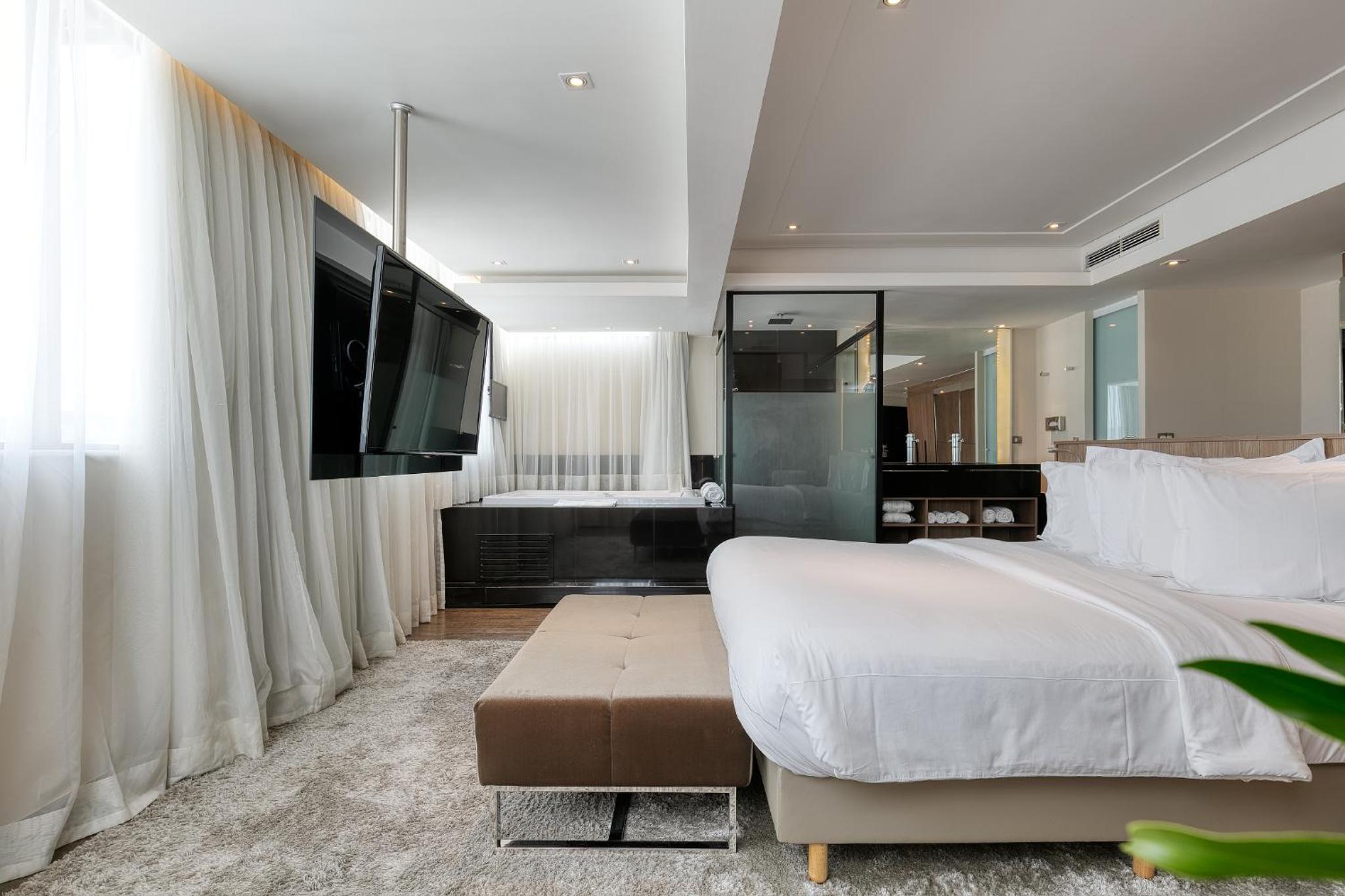 Executive Suite with King bed - Photo 6