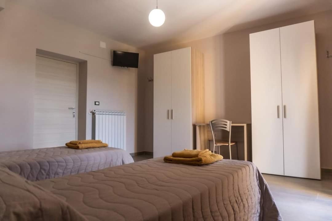 Double or Twin Room with Private Bathroom - Photo 2