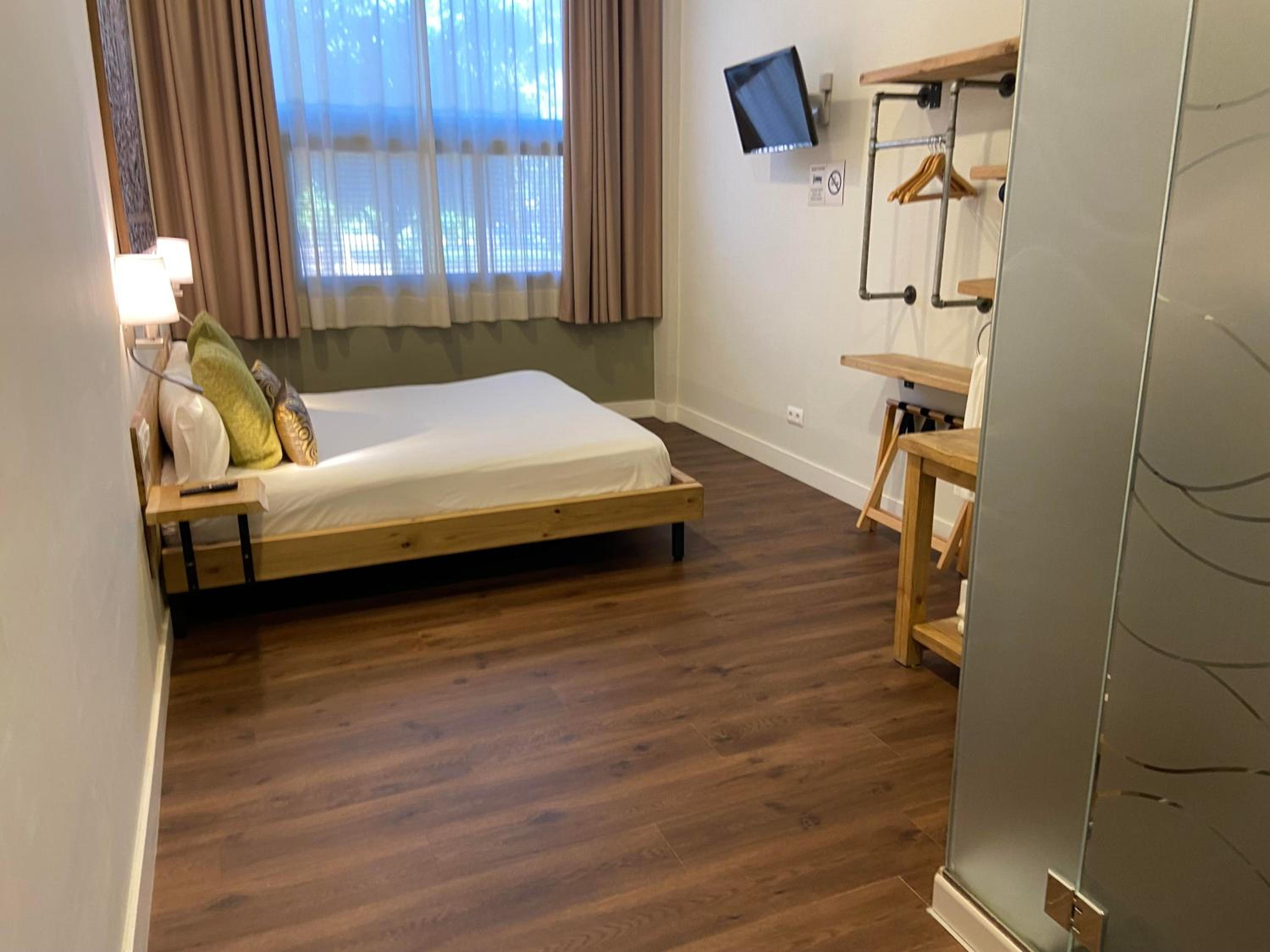 Habitación Doble con Cama Supletoria y Vista al Jardín