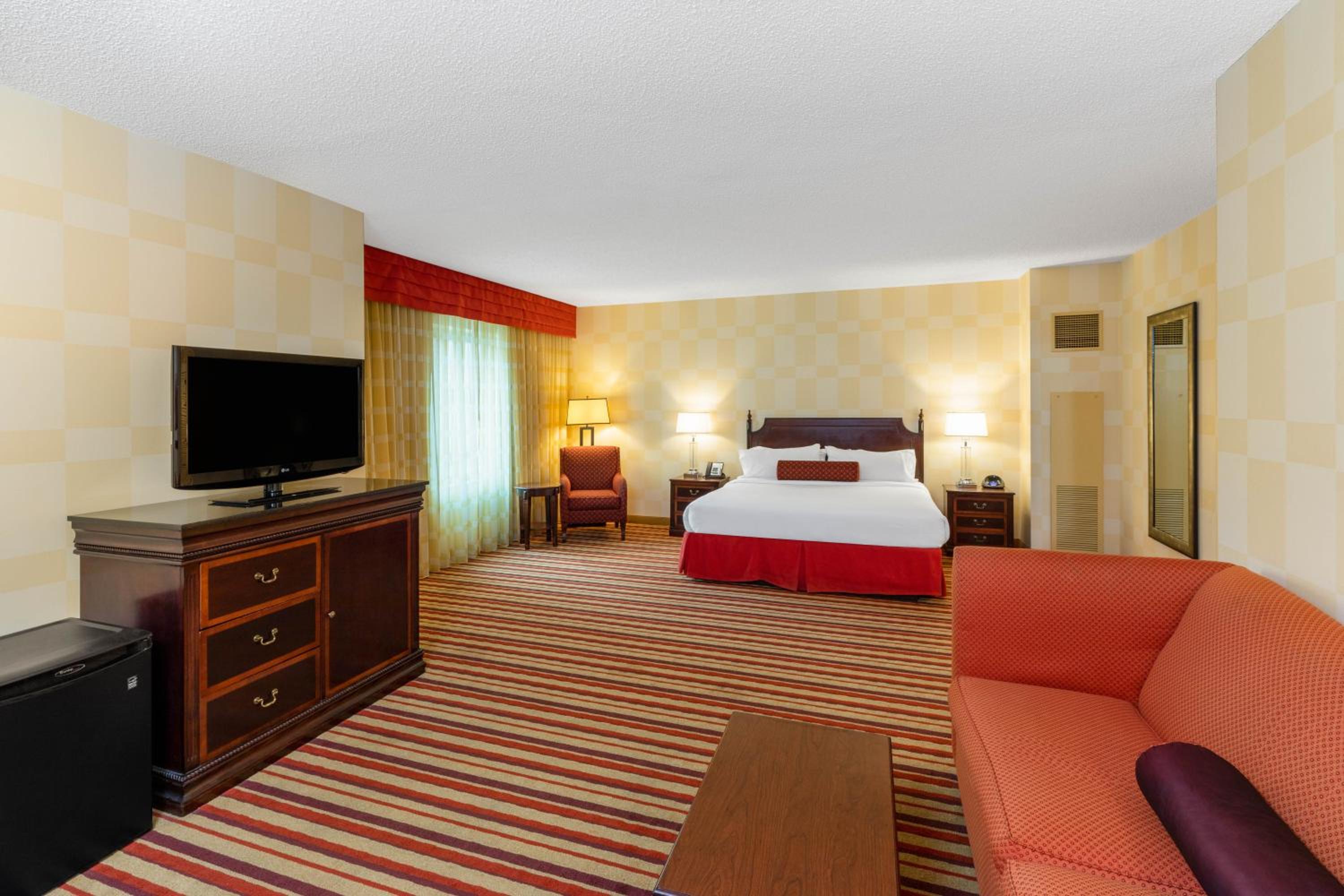 1 King Bed, One-Bedroom, Junior Suite, Club Floor, Non-Smoking - Photo 4