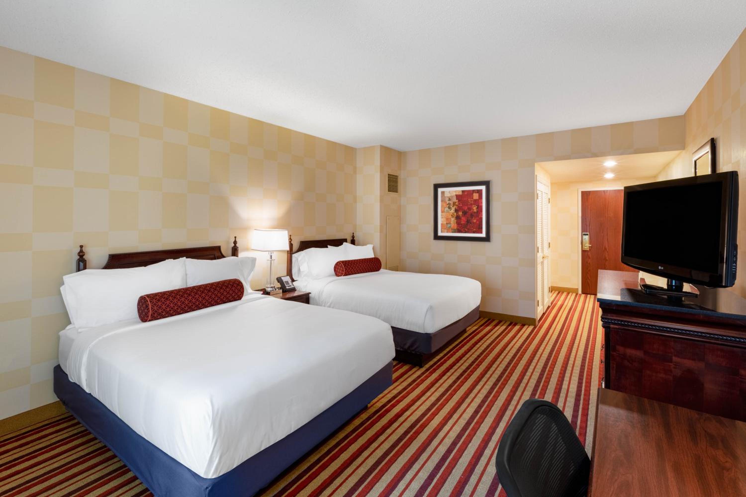 Queen Room with Two Queen Beds - Club Floor/Non-Smoking - Photo 5