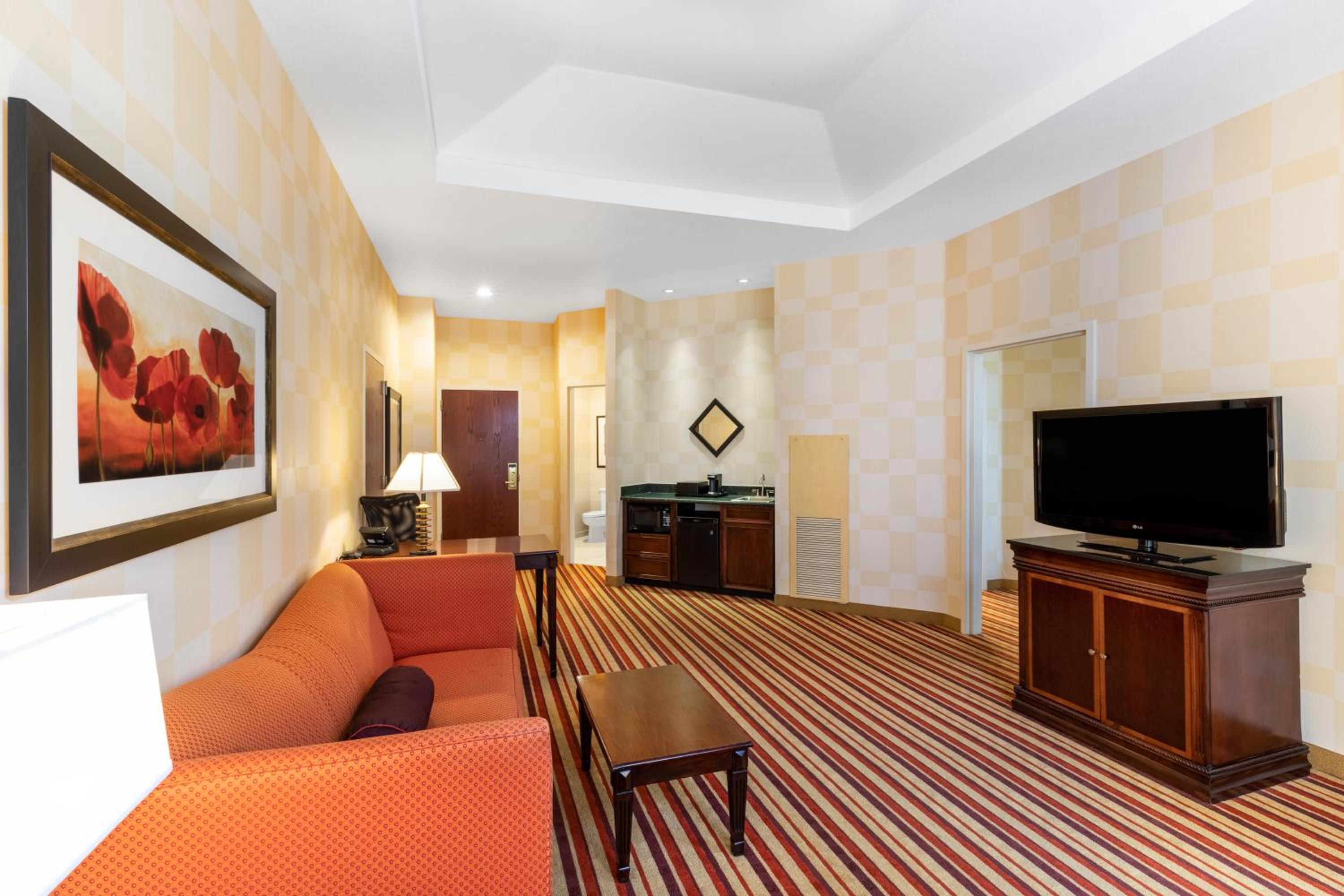 One-Bedroom Suite with Two Queen Beds - Non-Smoking - Photo 1