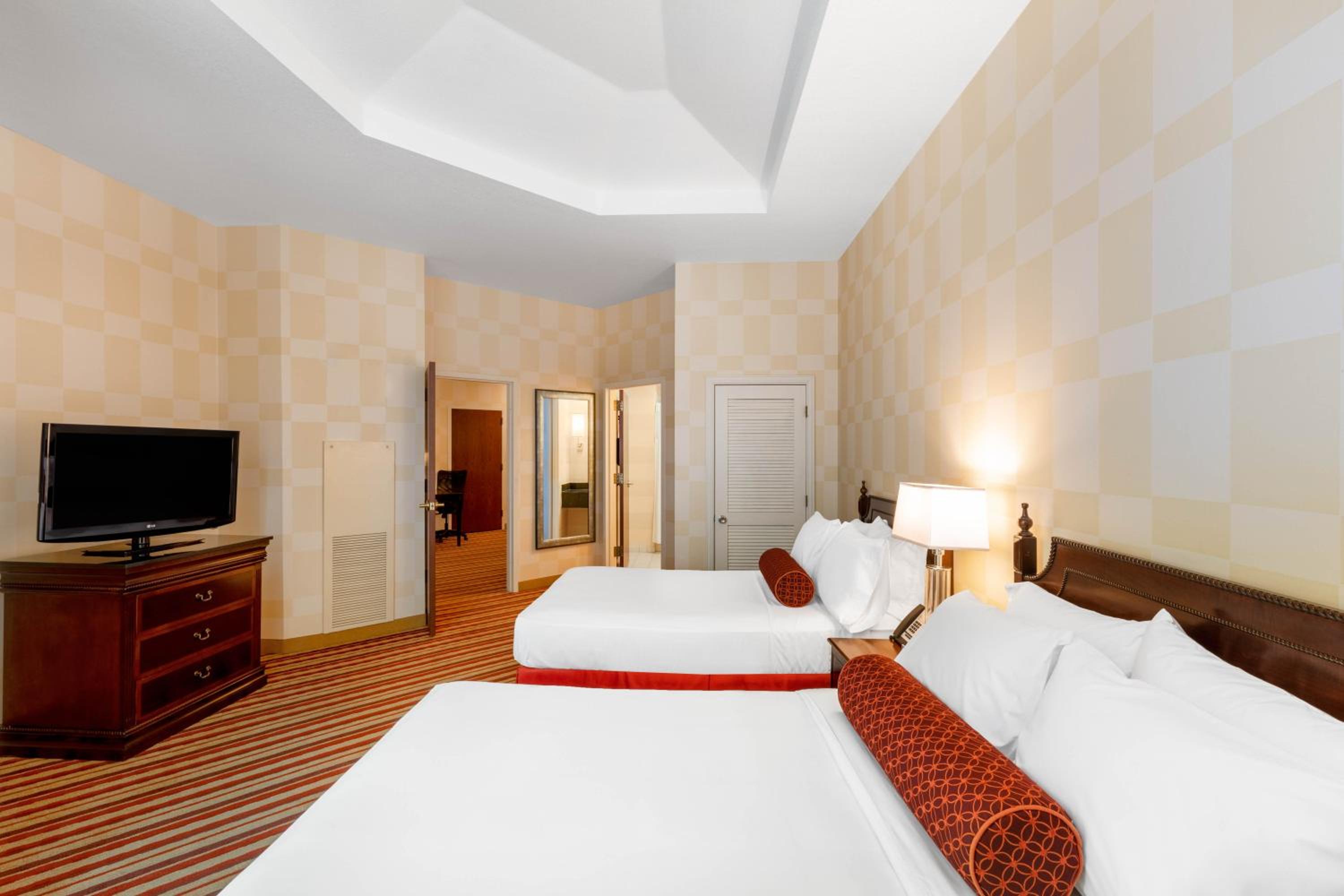 One-Bedroom Suite with Two Queen Beds - Non-Smoking - Photo 4